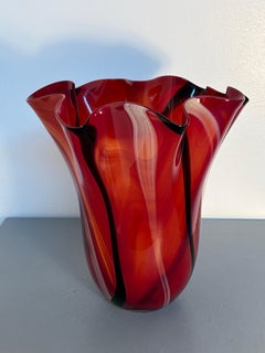 Weiße Murano-Kunstglasvase mit burgunderroter und schwarzer Flammenverzierung