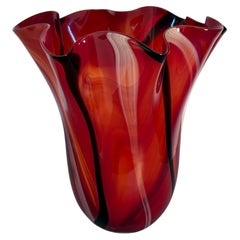 Weiße Murano-Kunstglasvase mit burgunderroter und schwarzer Flammenverzierung