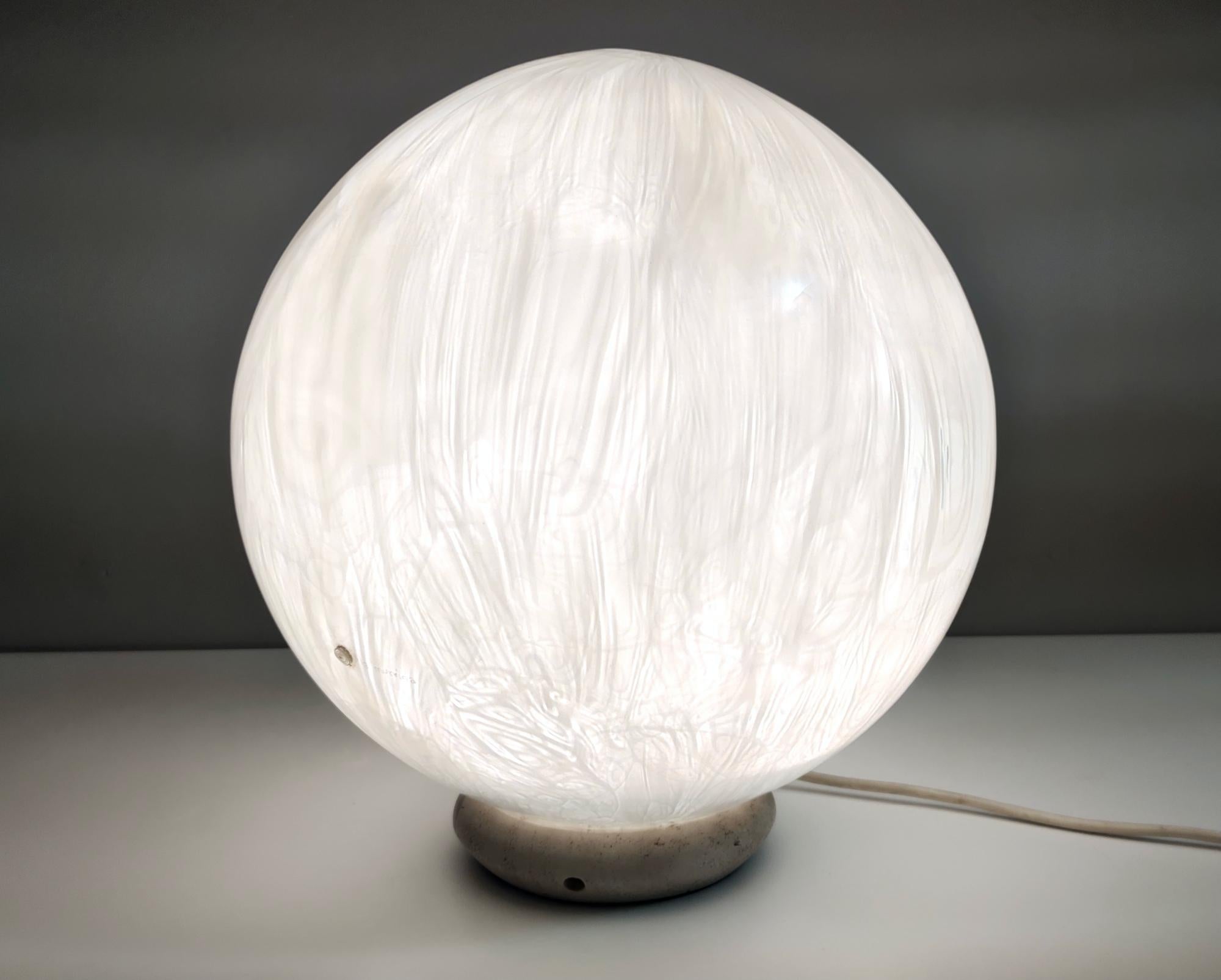 italien Lampe de bureau postmoderne en verre soufflé de Murano blanc par La Murrina avec Murrines, Italie en vente