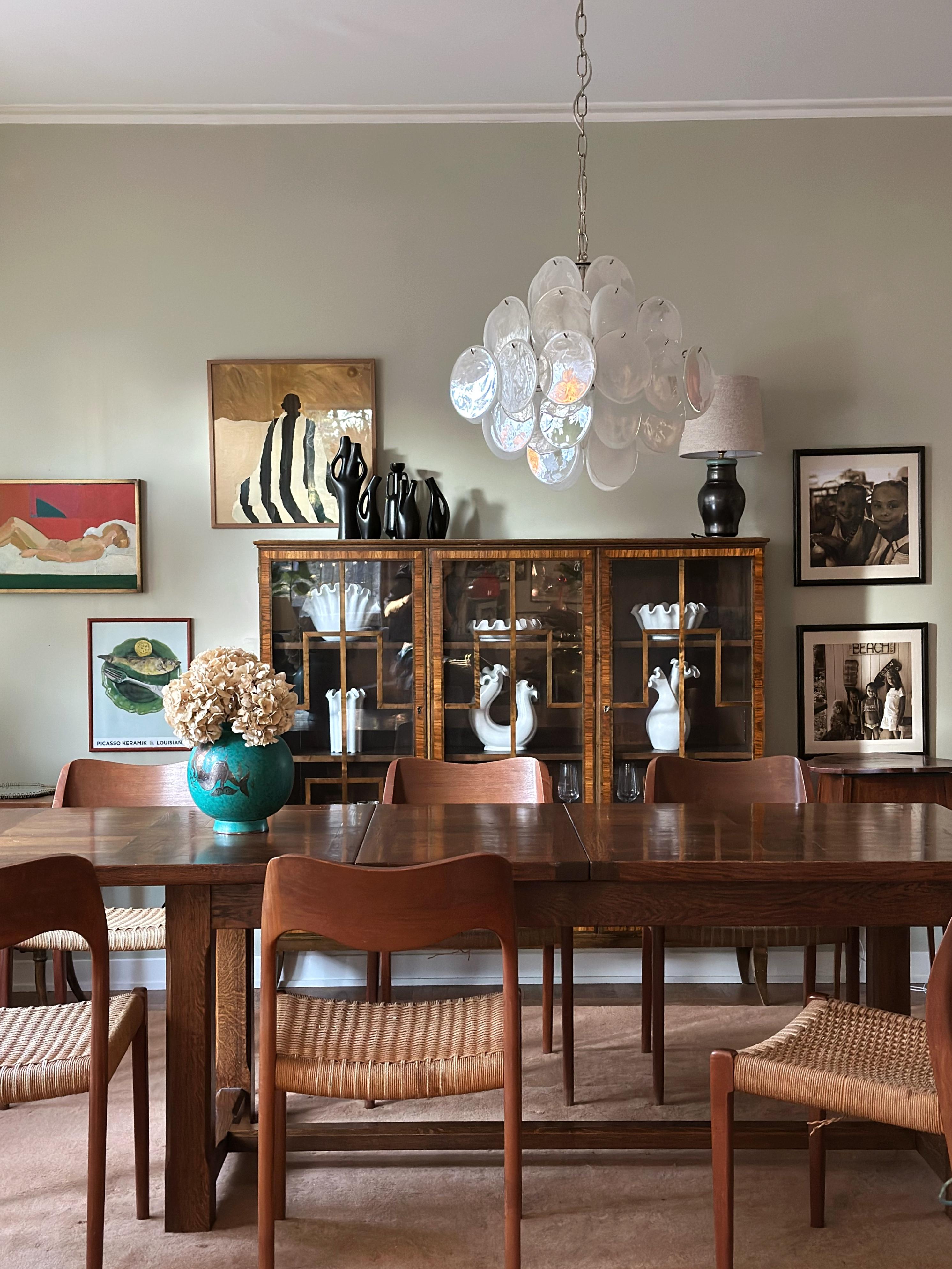 Lampadario italiano di Murano a spirale bianca in stile anni '70. Il lampadario è composto da 36 dischi di vetro in stile Vistosi con un bellissimo motivo a volute in diverse tonalità di bianco. Il diametro dei dischi di vetro è di 14-15,5 cm (fatti