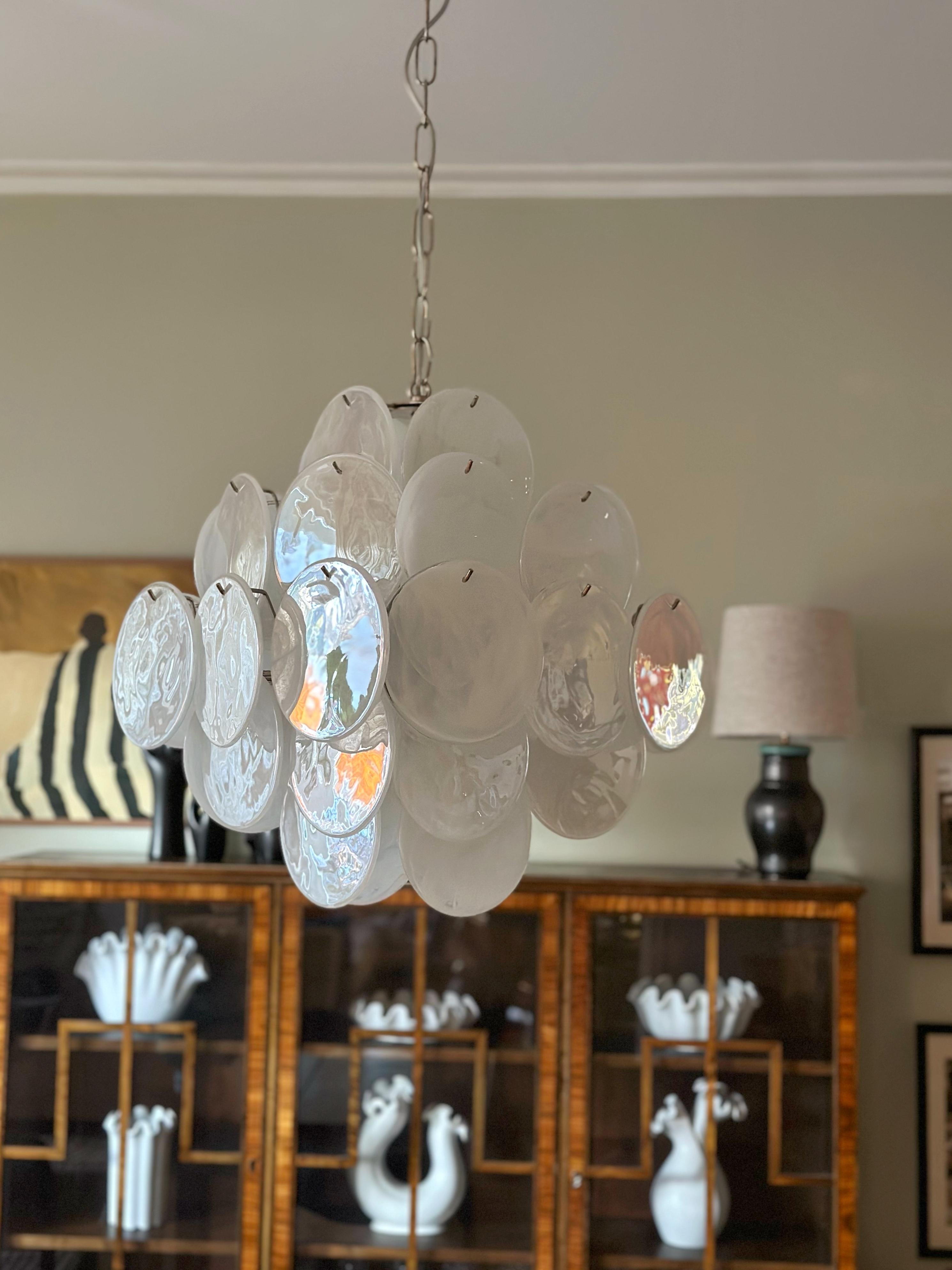 Svedese Lampadario a disco di Murano bianco in stile Vistosi. in vendita