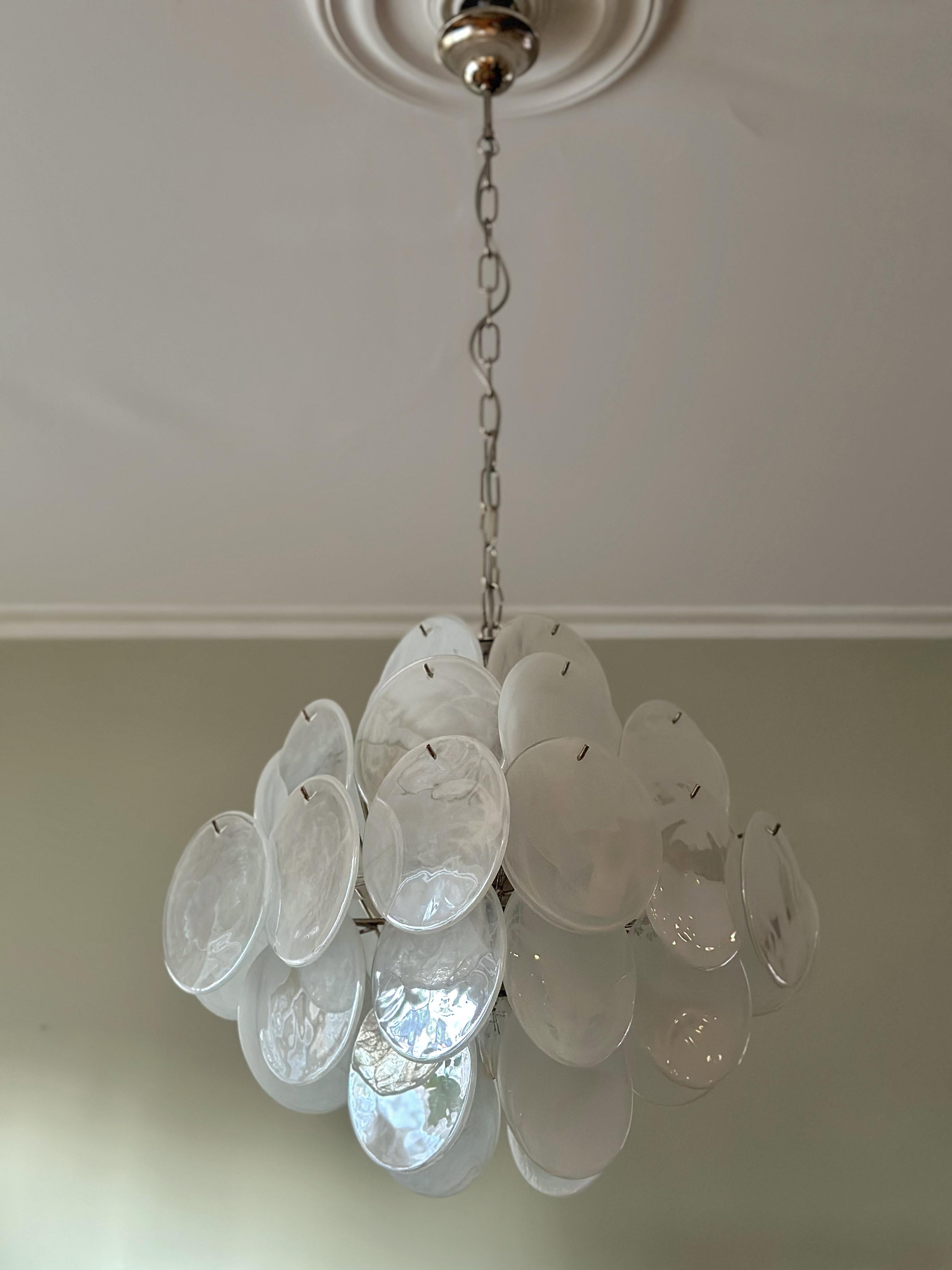 Lampadario a disco di Murano bianco in stile Vistosi. In condizioni ottime in vendita a Bromma, SE