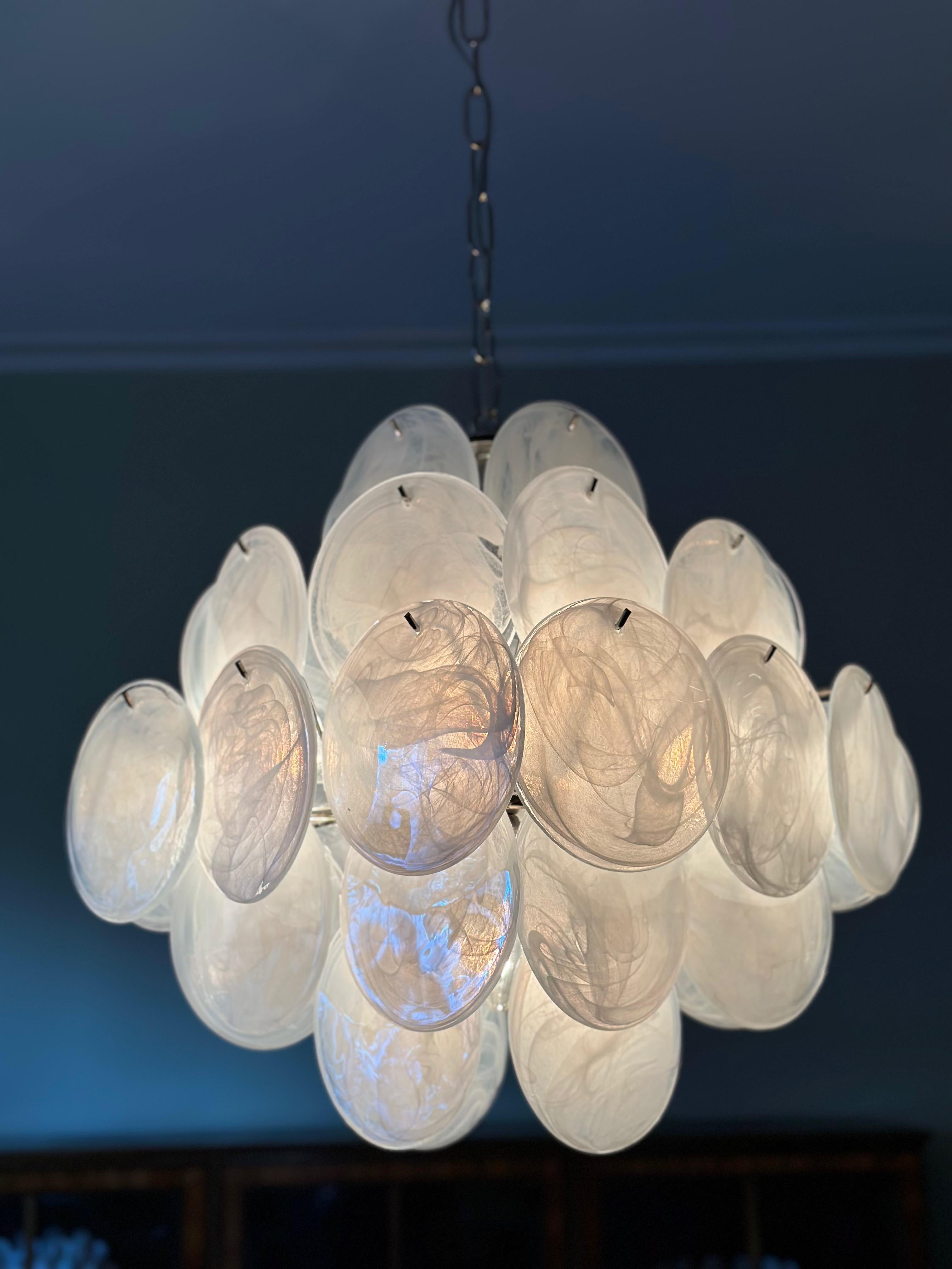 Fine XX secolo Lampadario a disco di Murano bianco in stile Vistosi. in vendita