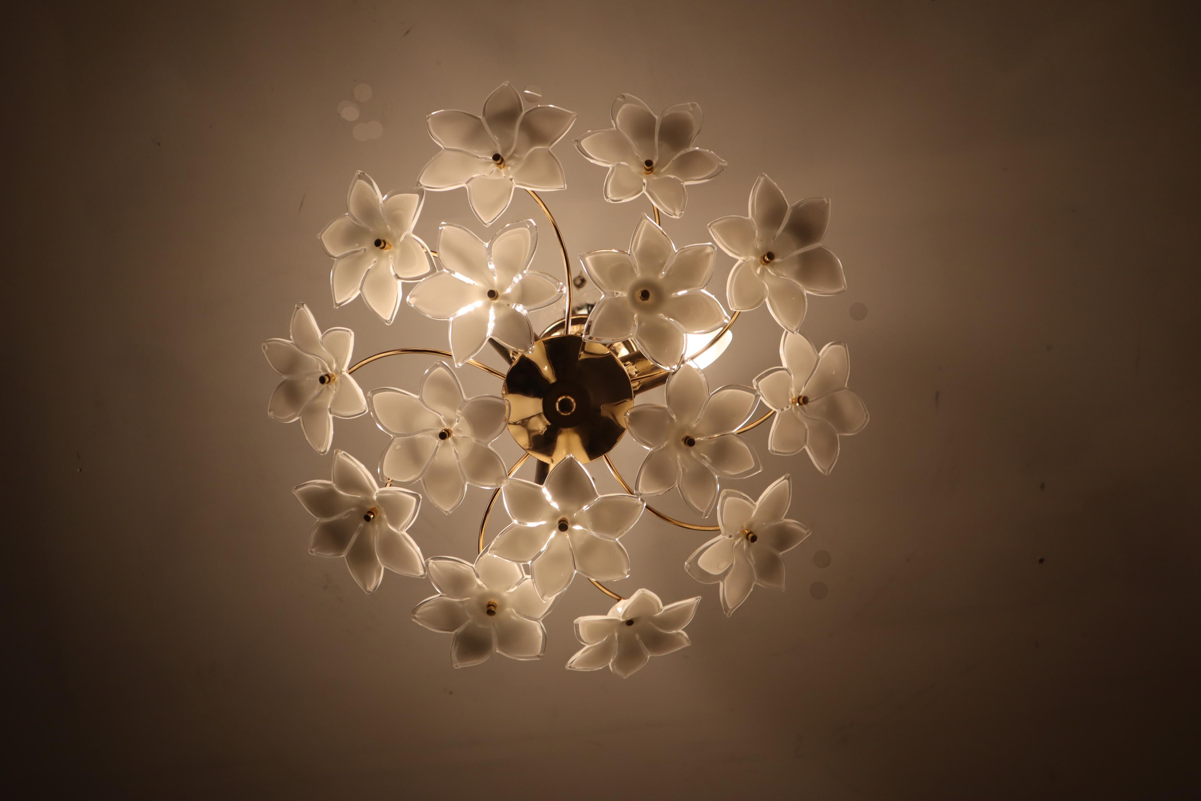 White Murano flowered glass hanging lamp, Austria, 1990s In Good Condition For Sale In Hannover, DE