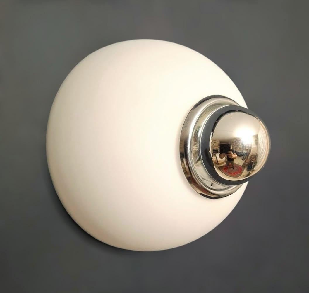 Applique vintage italienne avec un abat-jour en verre de Murano blanc satiné / Fabriqué en Italie par Vistosi, vers les années 1960
Dimensions : diamètre 8 pouces, hauteur 4.5 pouces
1 lumière / type E26 ou E27 / max 60W / ampoule NON incluse
1 en