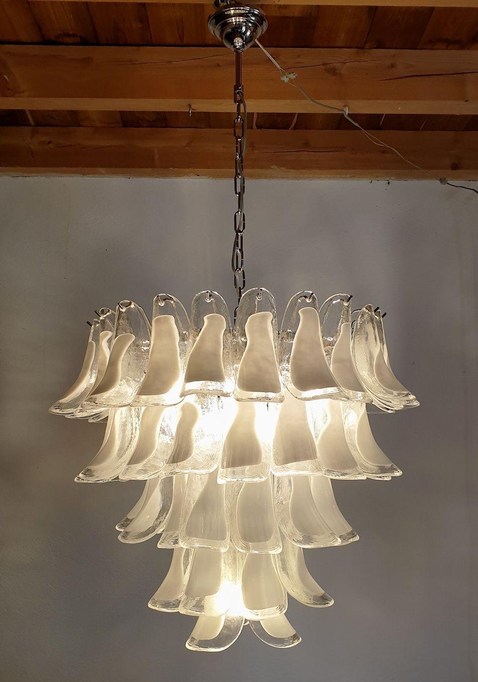 White Murano glass chandelier by Mazzega In Excellent Condition For Sale In Dallas, TX