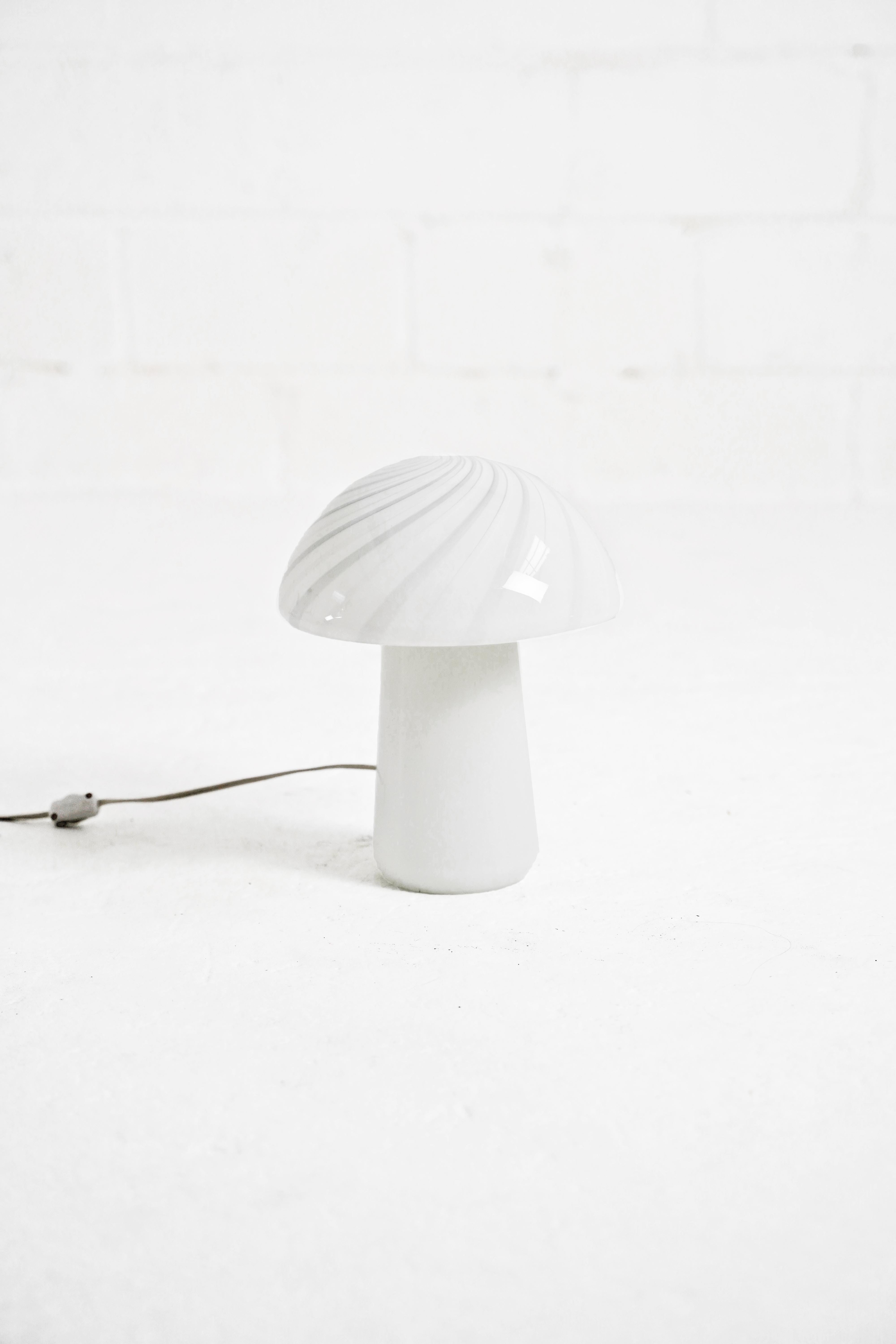 Pilzlampe aus weißem Muranoglas 2