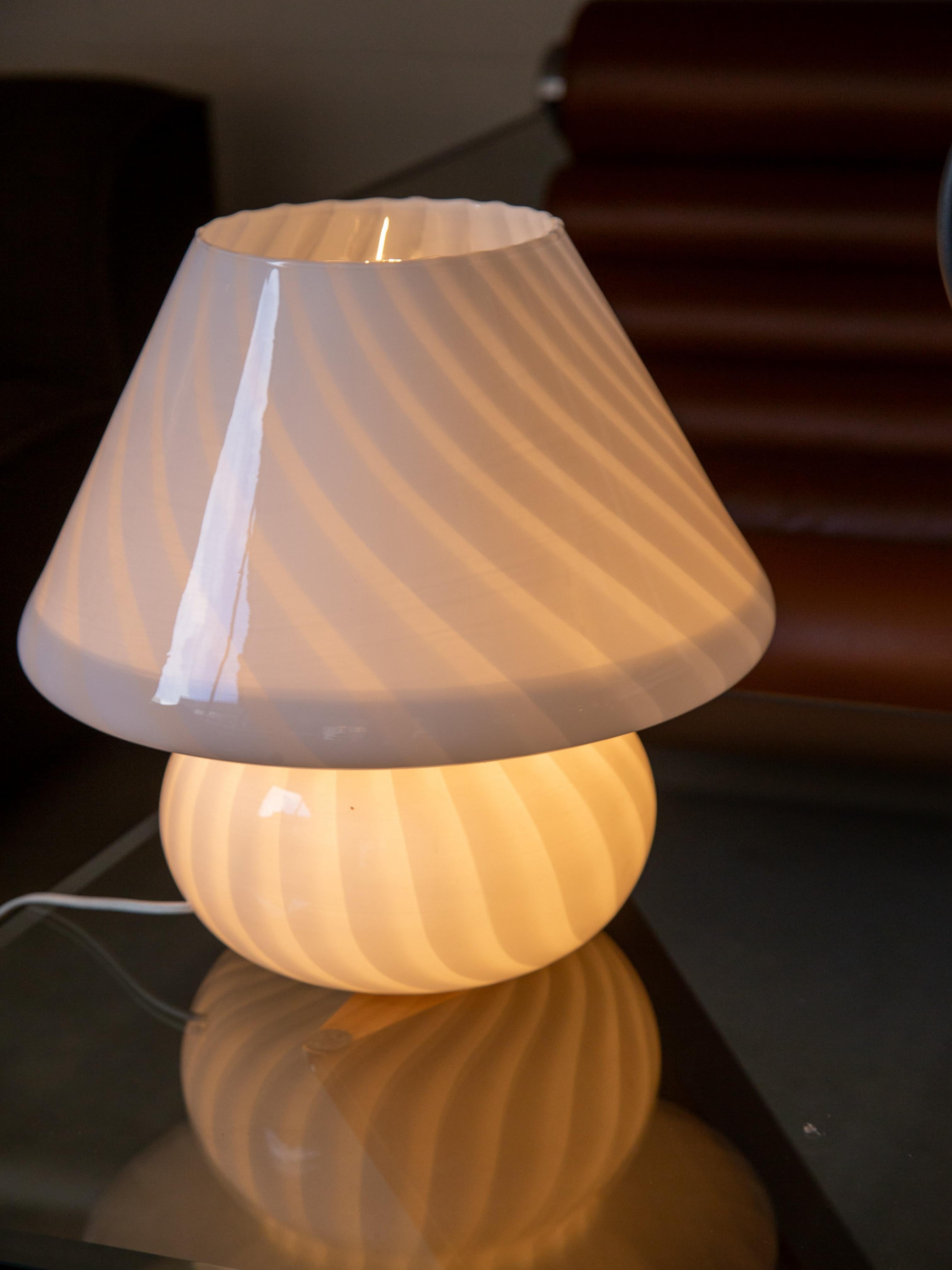 Lámpara de mesa seta de cristal de Murano blanco by Venini en venta 3