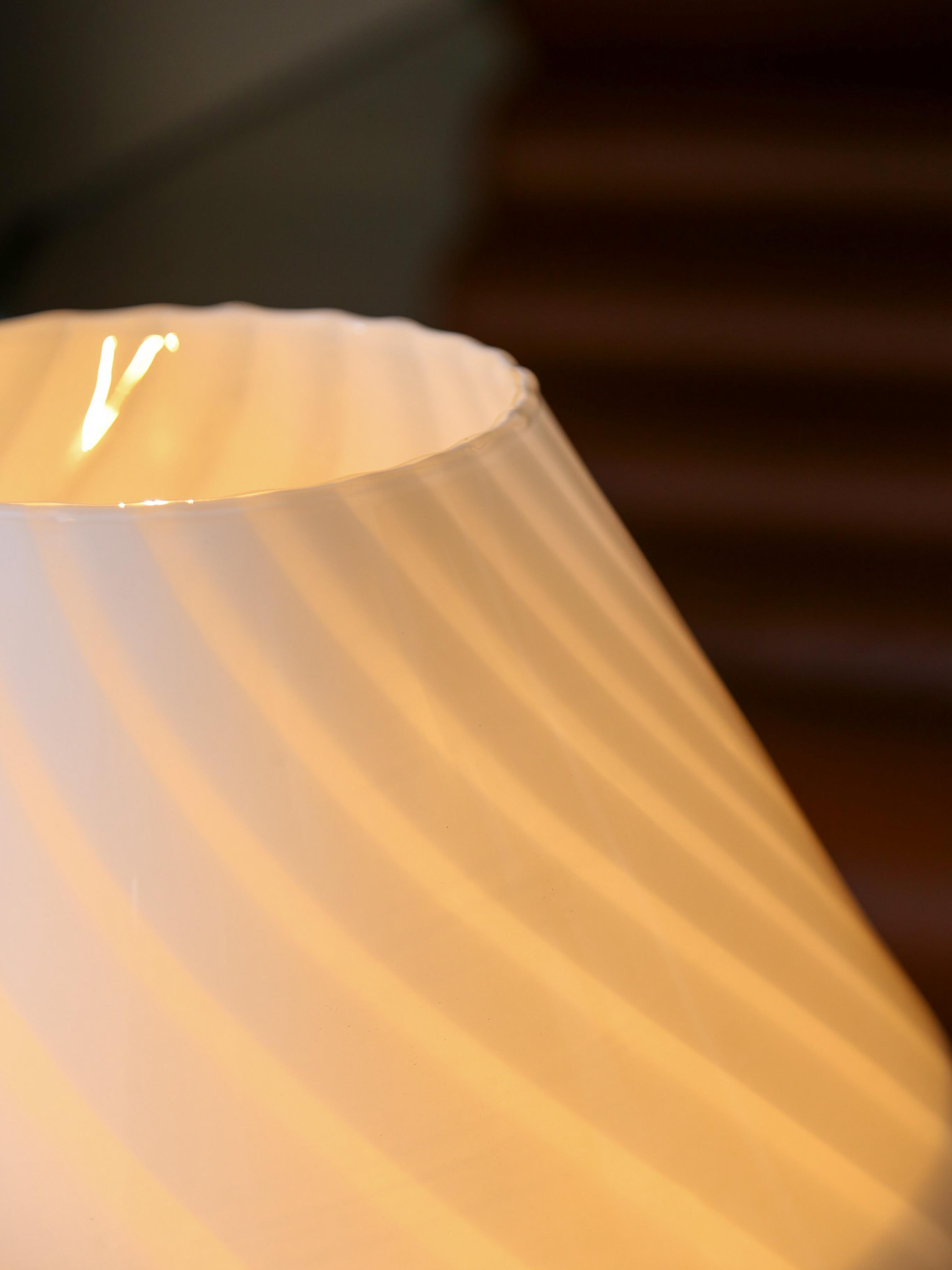 Cautivador ejemplo del diseño de iluminación italiano de los años setenta, esta lámpara de sobremesa vintage en forma de seta se atribuye a Venini y muestra el impecable arte de la cristalería de Murano. Soplada a mano en cristal blanco opalino con
