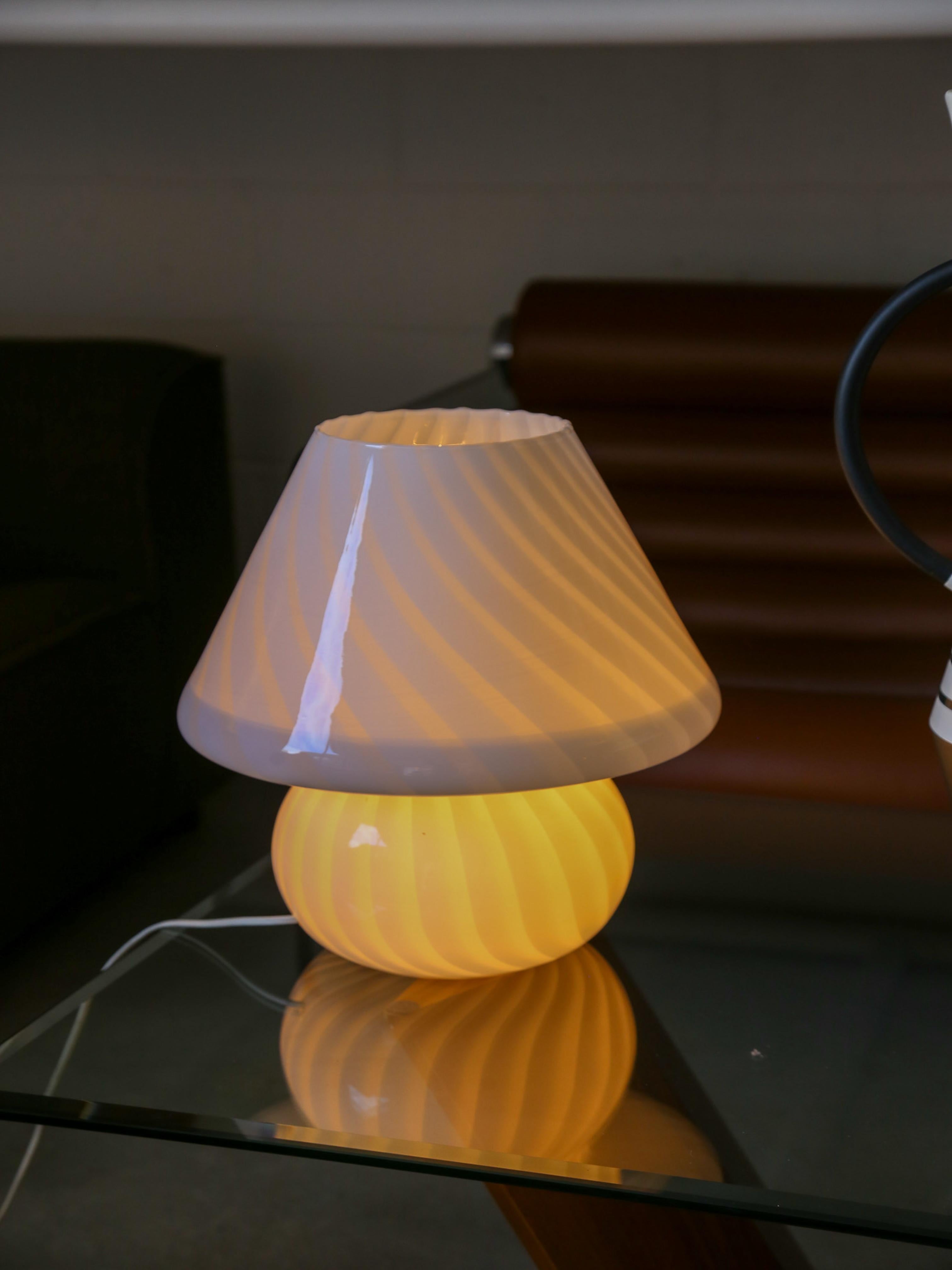 Lámpara de mesa seta de cristal de Murano blanco by Venini Moderno de mediados de siglo en venta
