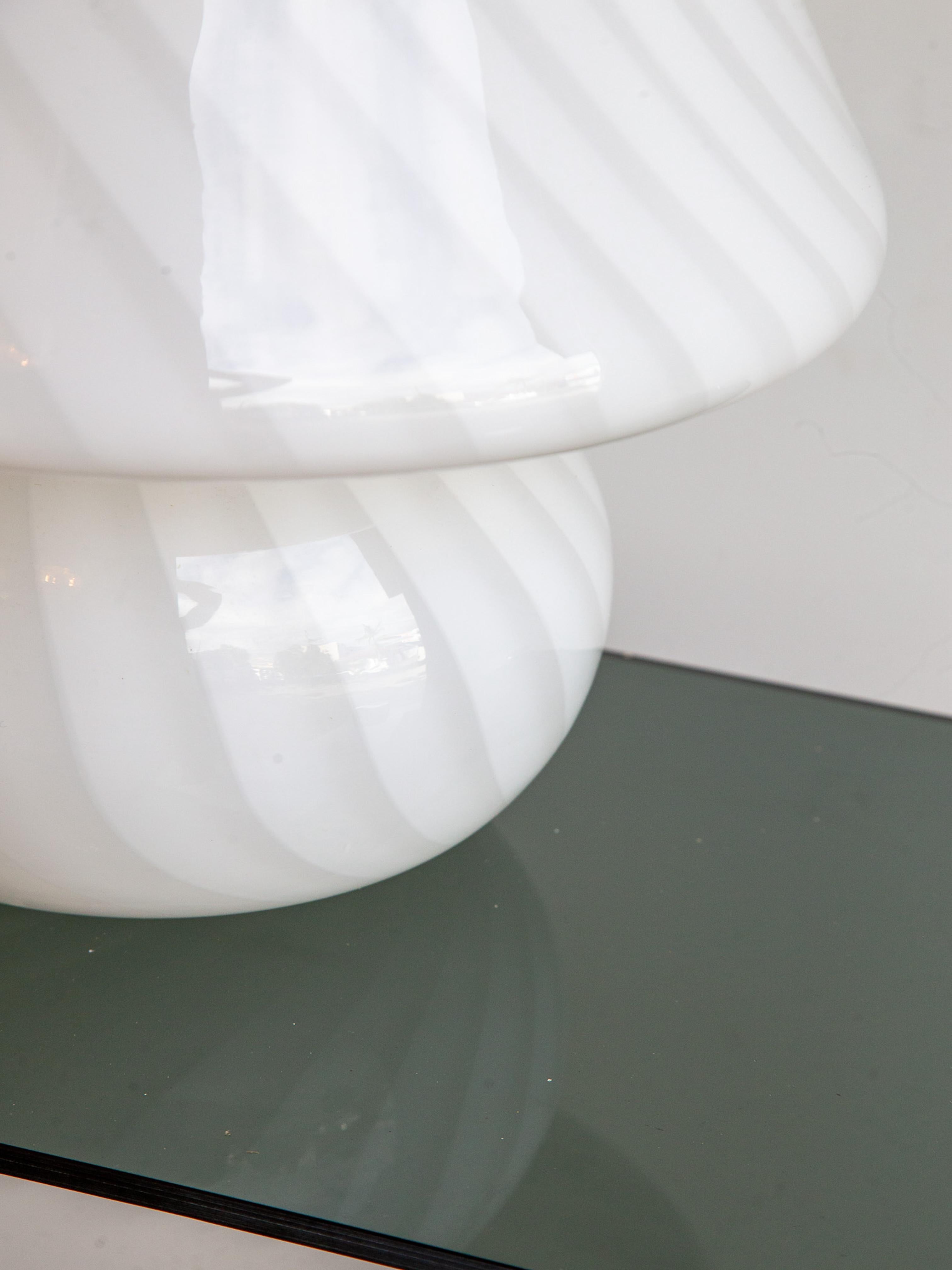 Lámpara de mesa seta de cristal de Murano blanco by Venini Italiano en venta