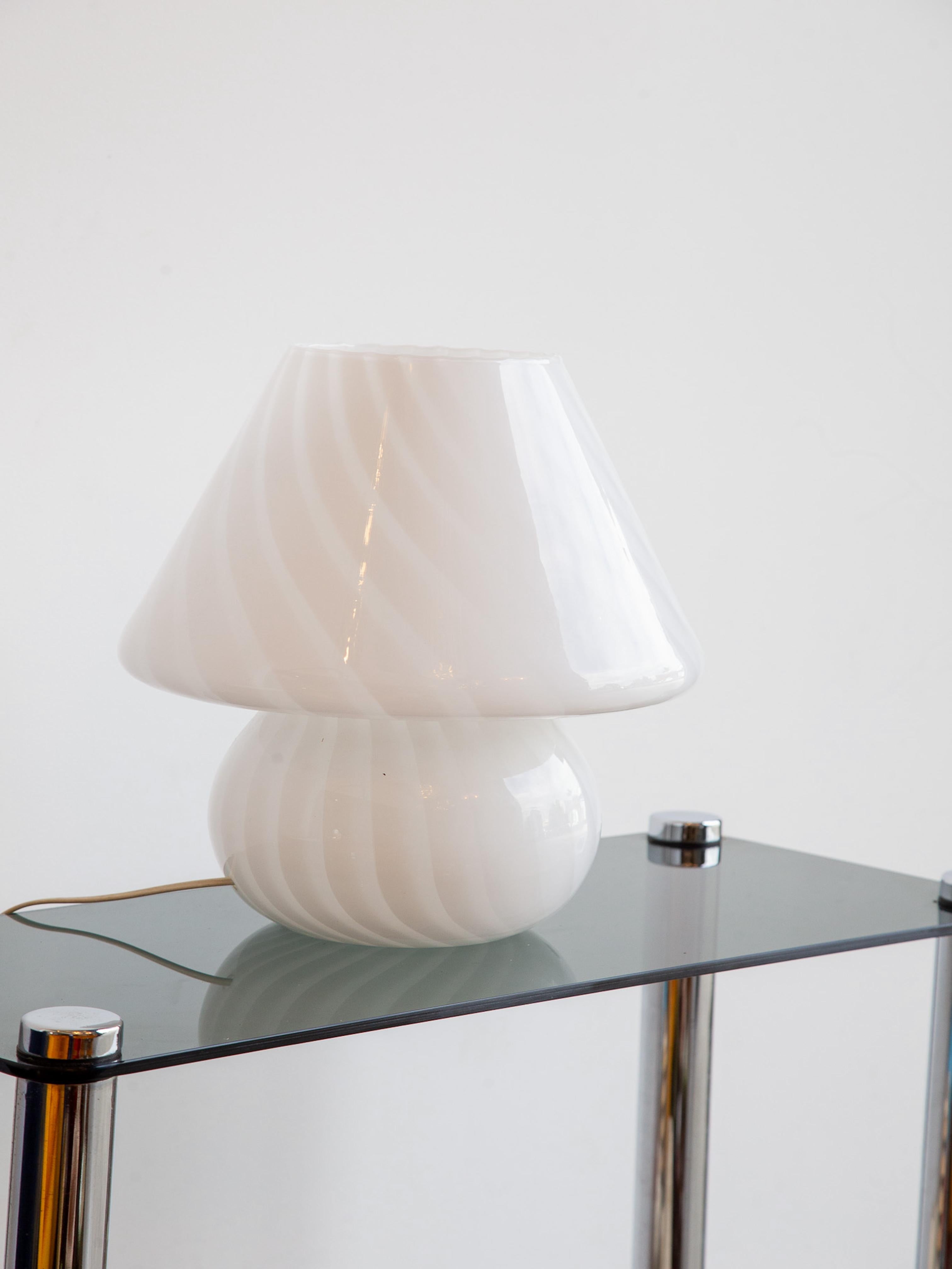 Lámpara de mesa seta de cristal de Murano blanco by Venini finales del siglo XX en venta