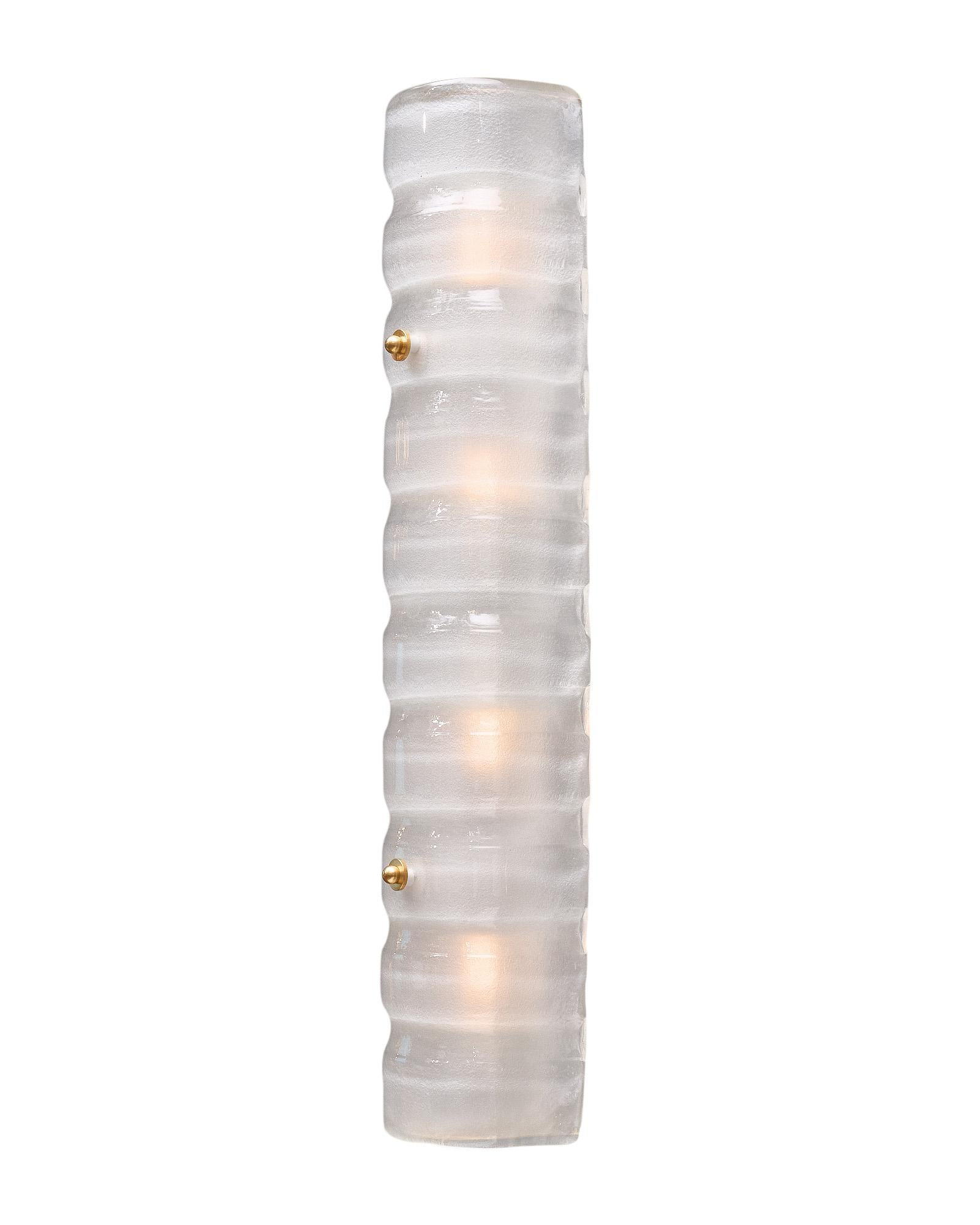 Ein Paar Wandleuchter aus mundgeblasenem Murano-Glas in einem perlweißen Ton. Jede Leuchte hat ein wellenförmiges Aussehen und wird von Messingknäufen gehalten. Sie wurden neu verkabelt, um den US-Normen zu entsprechen.