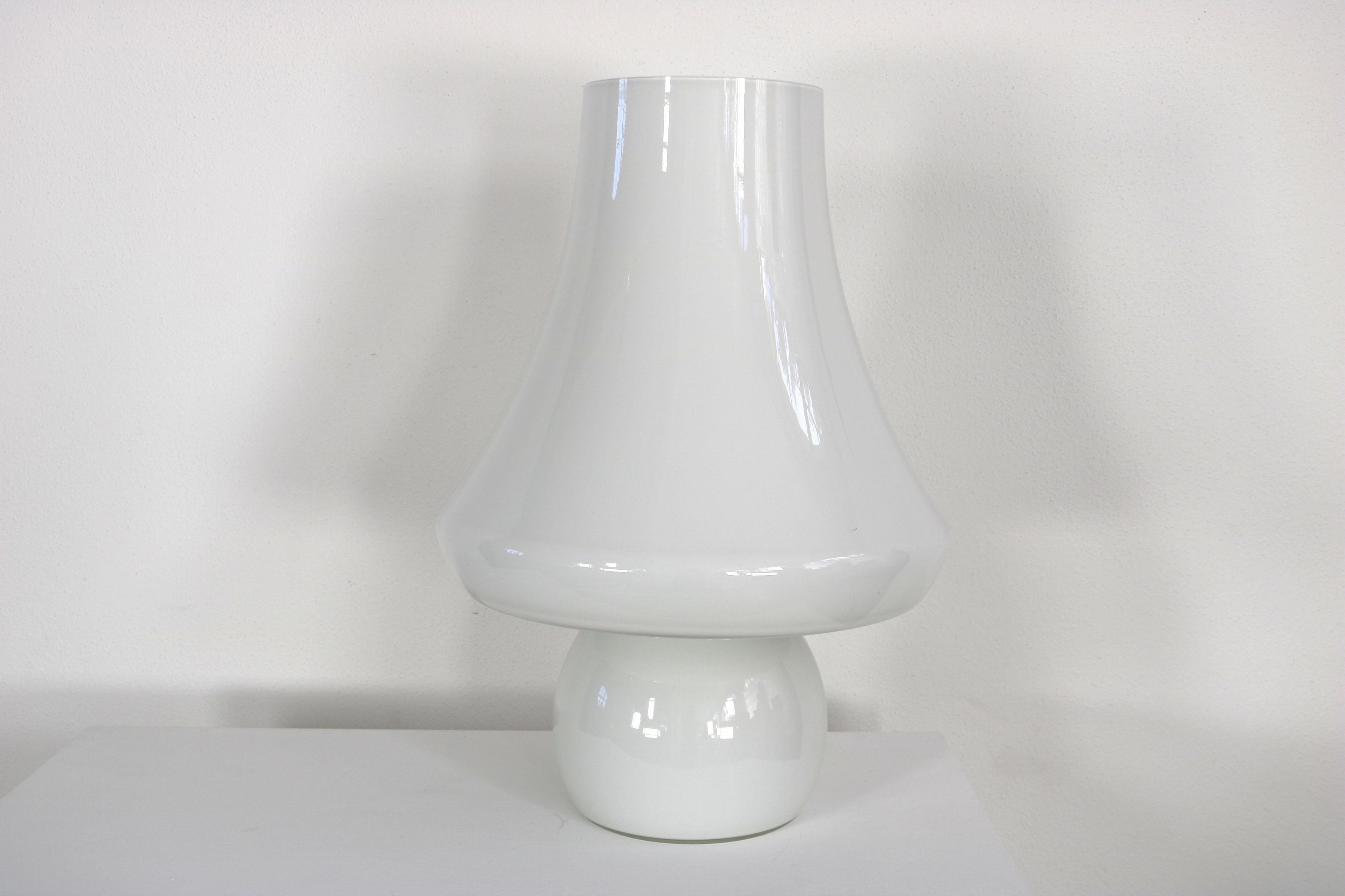 Mid-Century Modern White Murano Glass tablelamp with mushroom head, manufactured by De Majo, Italy For Sale