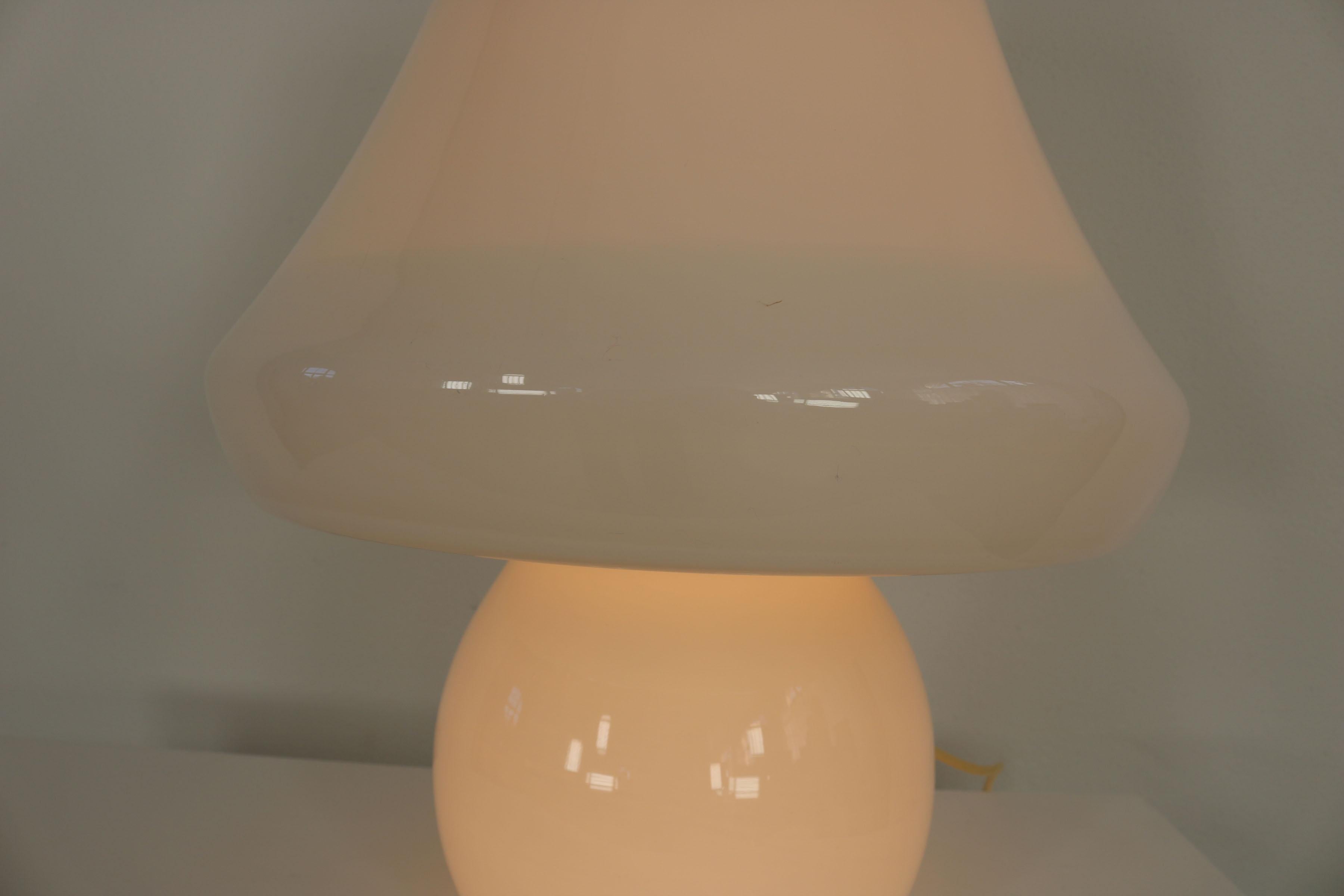 Italian White Murano Glass tablelamp with mushroom head, manufactured by De Majo, Italy For Sale