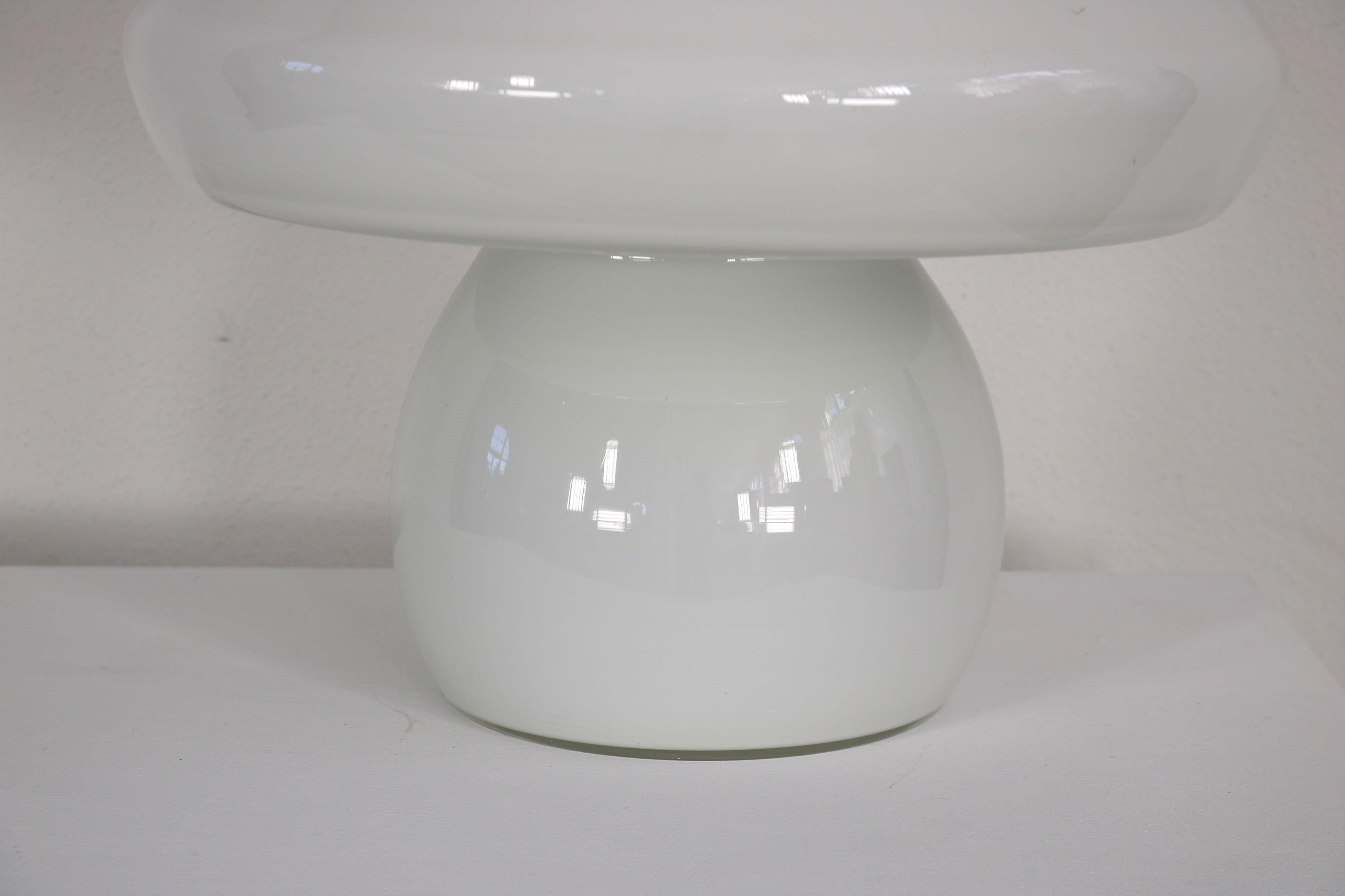White Murano Glass tablelamp with mushroom head, manufactured by De Majo, Italy In Good Condition For Sale In Wolfurt, AT