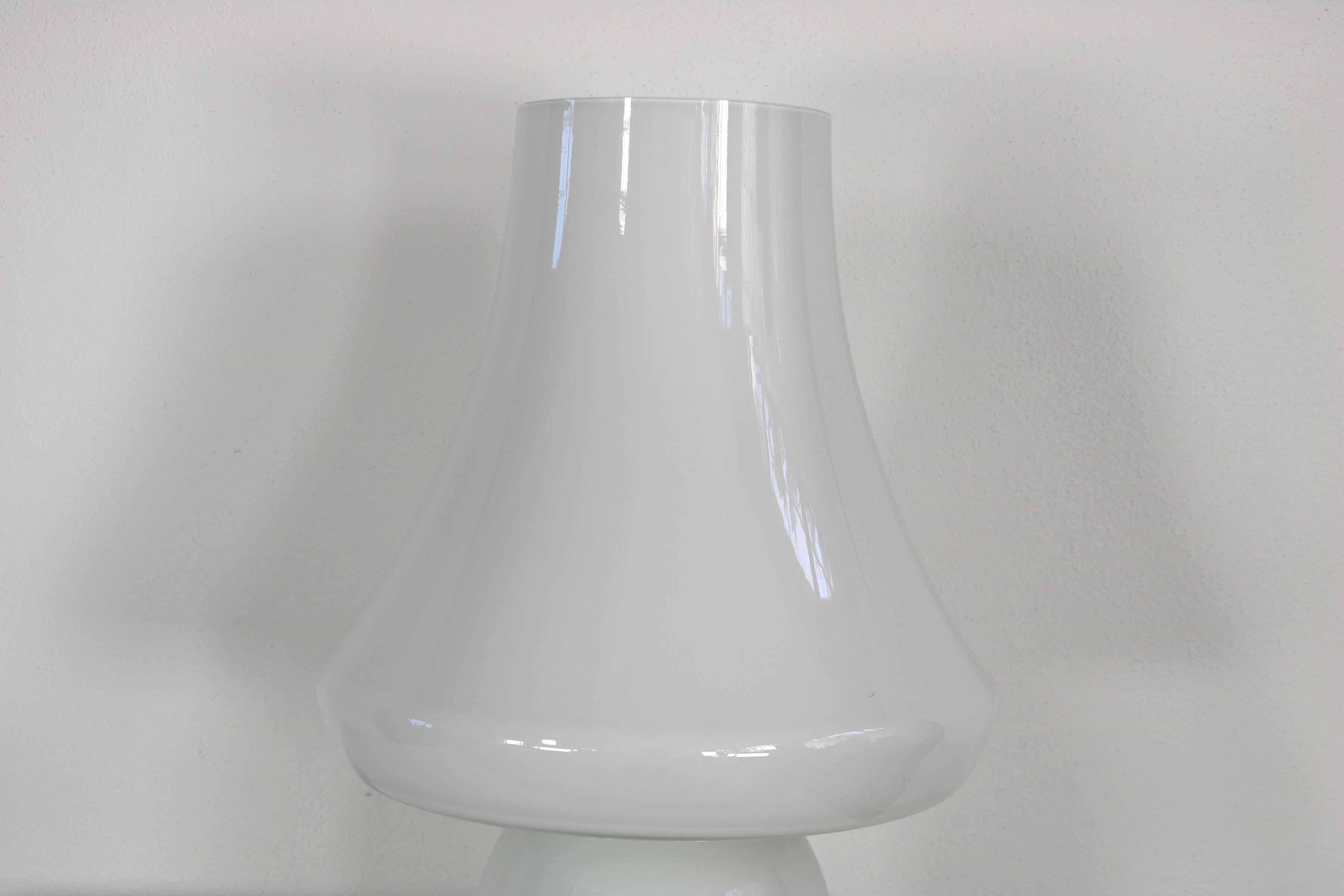 White Murano Glass tablelamp with mushroom head, manufactured by De Majo, Italy For Sale 1