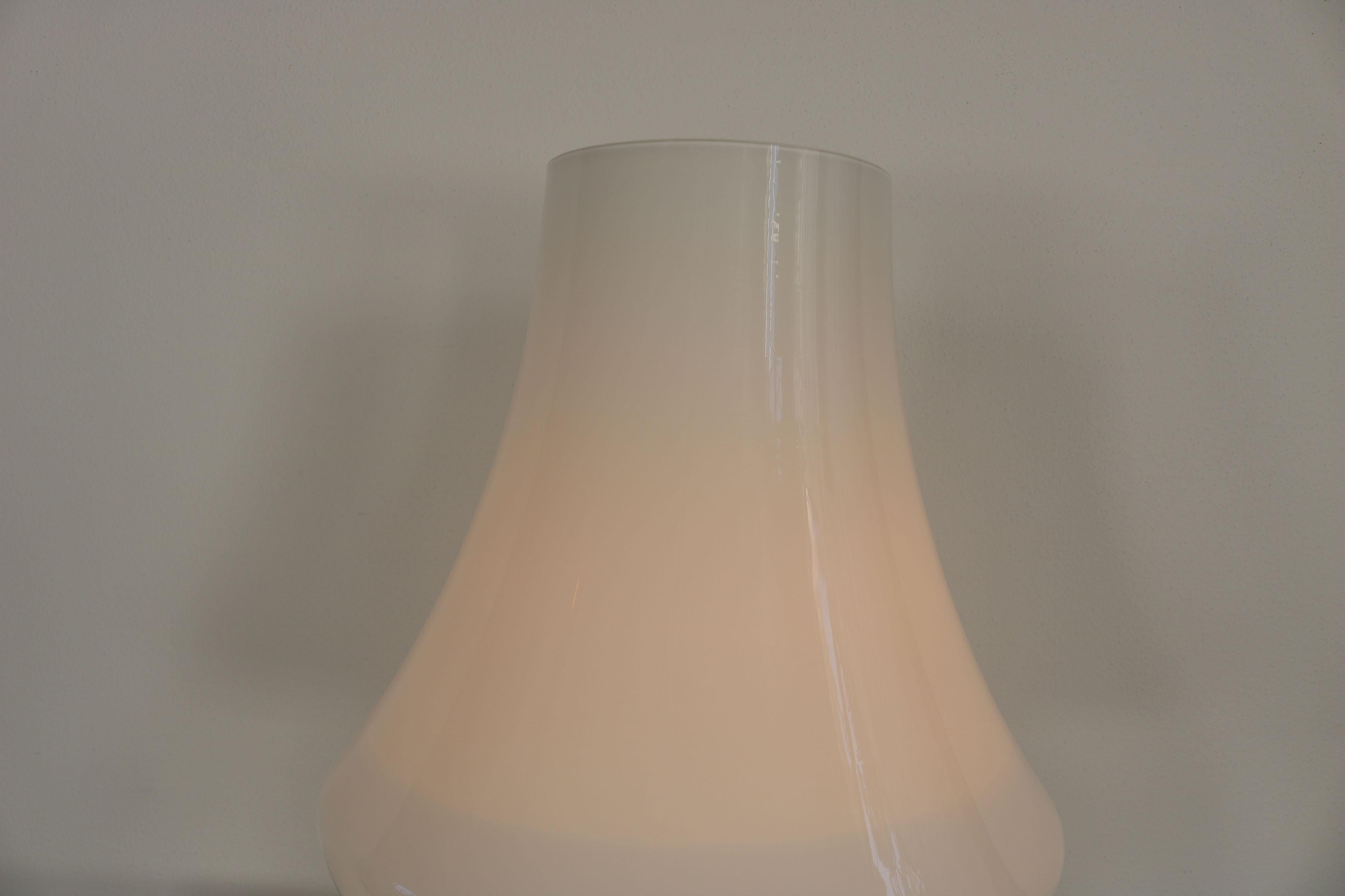 White Murano Glass tablelamp with mushroom head, manufactured by De Majo, Italy For Sale 3