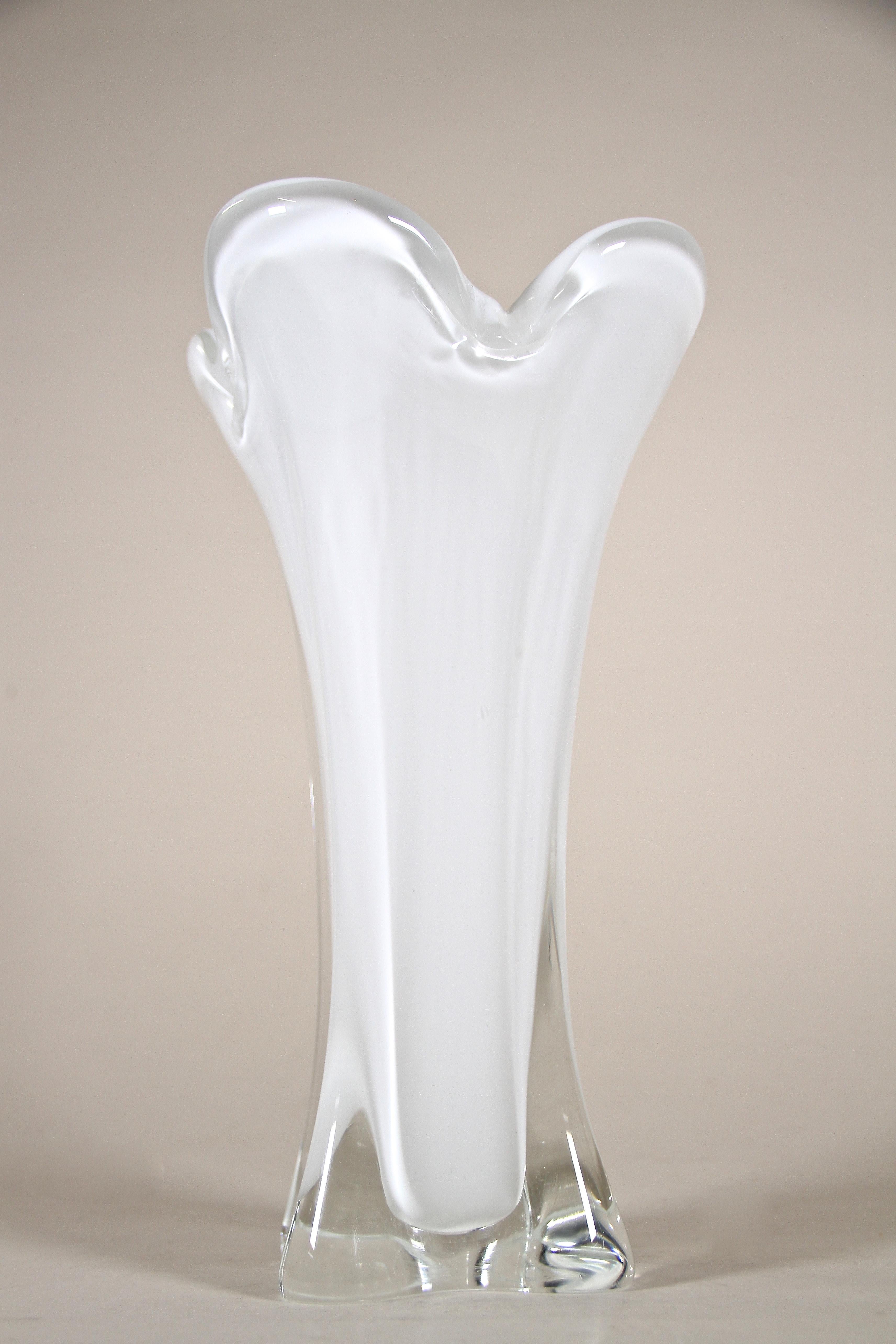 White Murano Glass Vase, Flashed Glass, Mid Century, Italy, circa 1960 For Sale 1