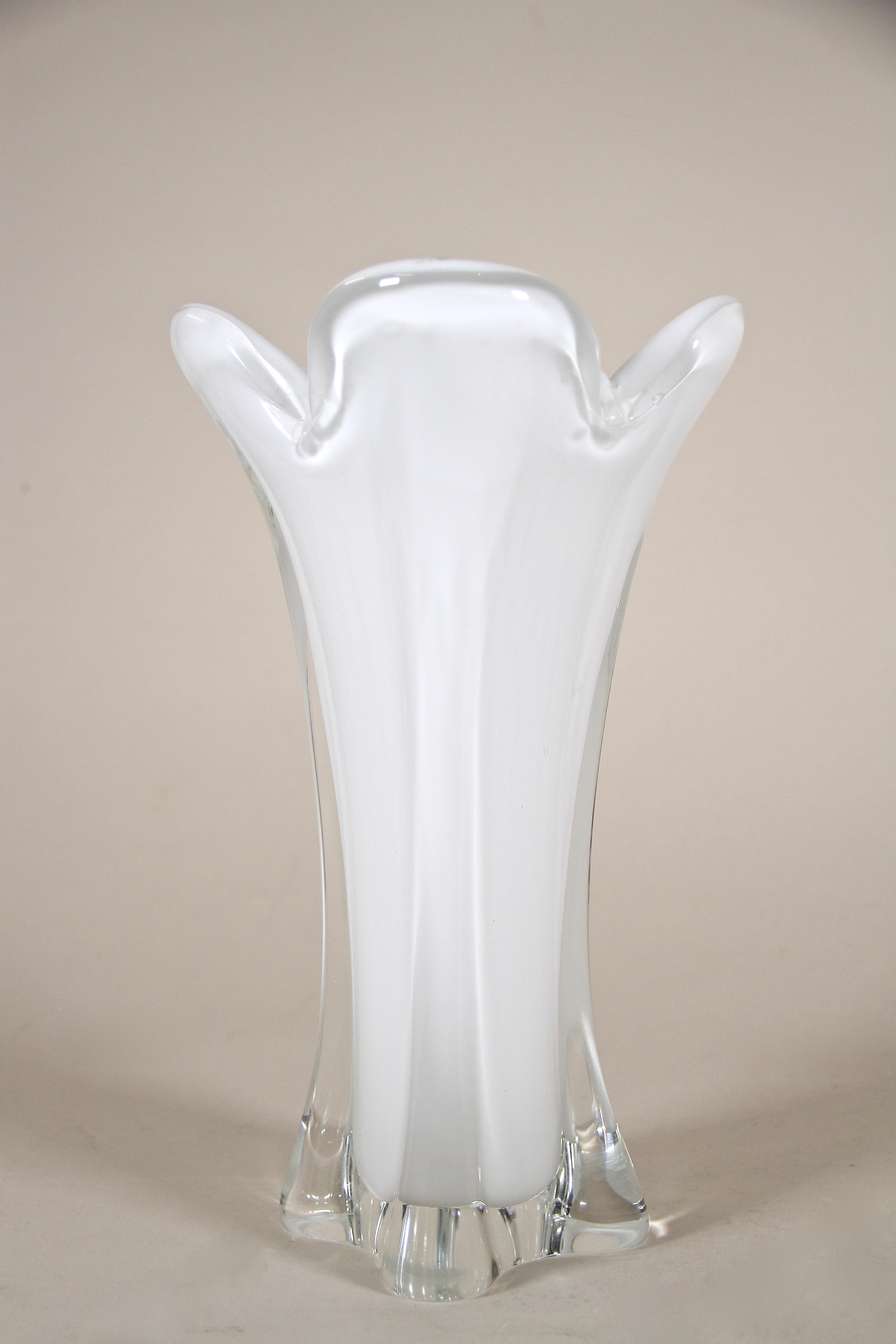 Vase aus weißem Muranoglas, Überfangglas, Mitte des Jahrhunderts, Italien, um 1960 (Moderne der Mitte des Jahrhunderts) im Angebot