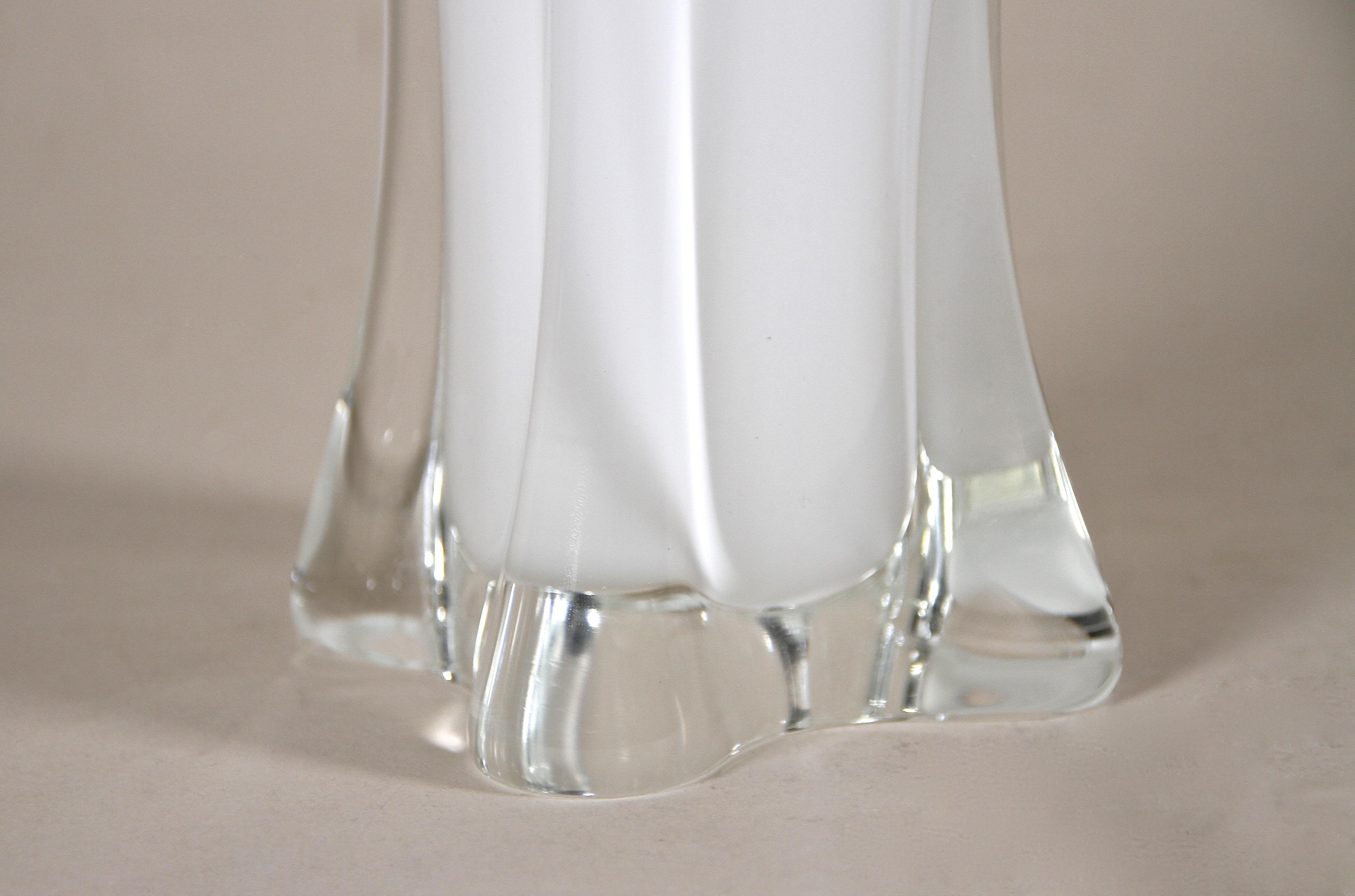 Vase aus weißem Muranoglas, Überfangglas, Mitte des Jahrhunderts, Italien, um 1960 (Italienisch) im Angebot