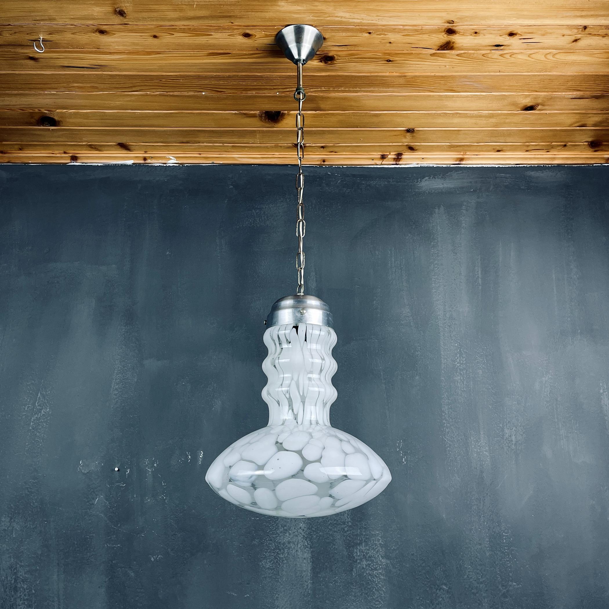 Lampada a sospensione di Murano bianca della metà del secolo scorso disegnata da Carlo Nason per Mazzega Italia 1960 A Space-age Atomic Vintage lampada a sospensione in vetro di Murano a forma di fungo. Prodotto in Italia negli anni '1960. Molto
