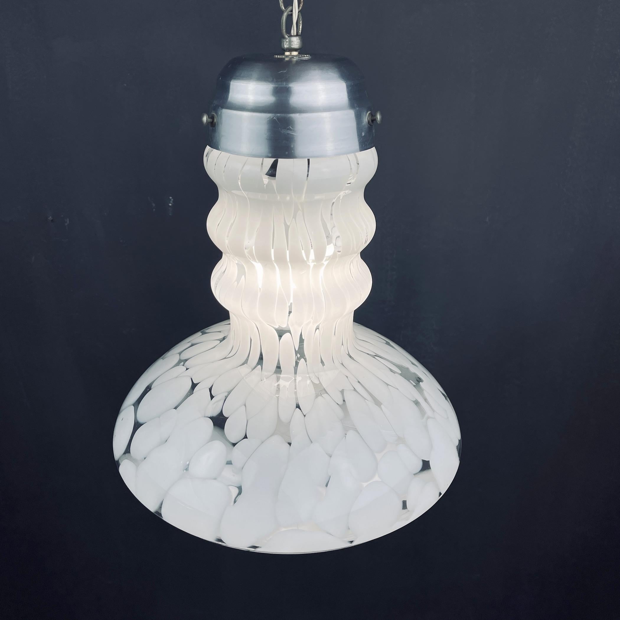 Mid-Century moderno Lampada a sospensione di Murano bianca di Carlo Nason per Mazzega, Italia 1960 in vendita