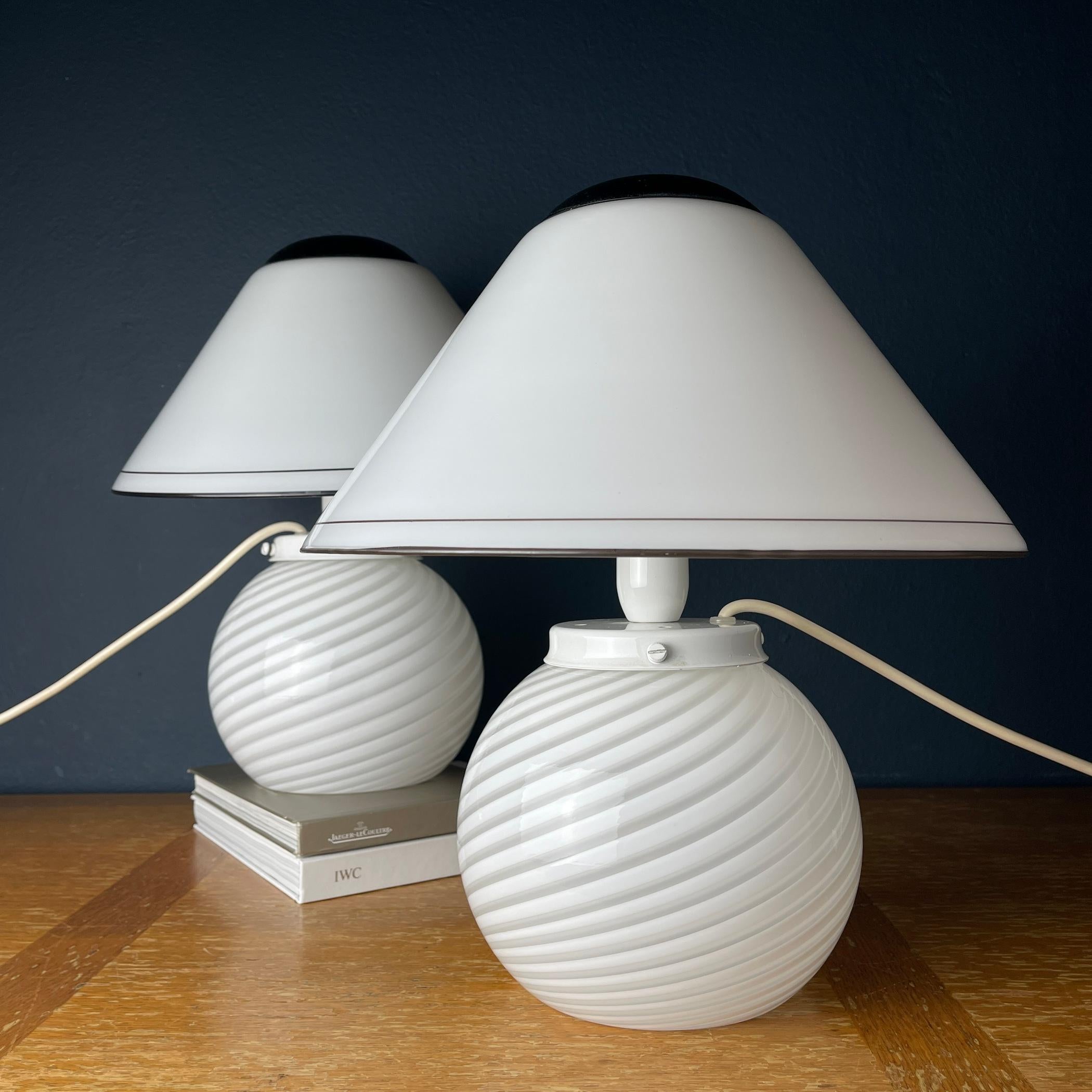 White murano table lamps Mushroom Italy 1970s Set of 2 For Sale 3