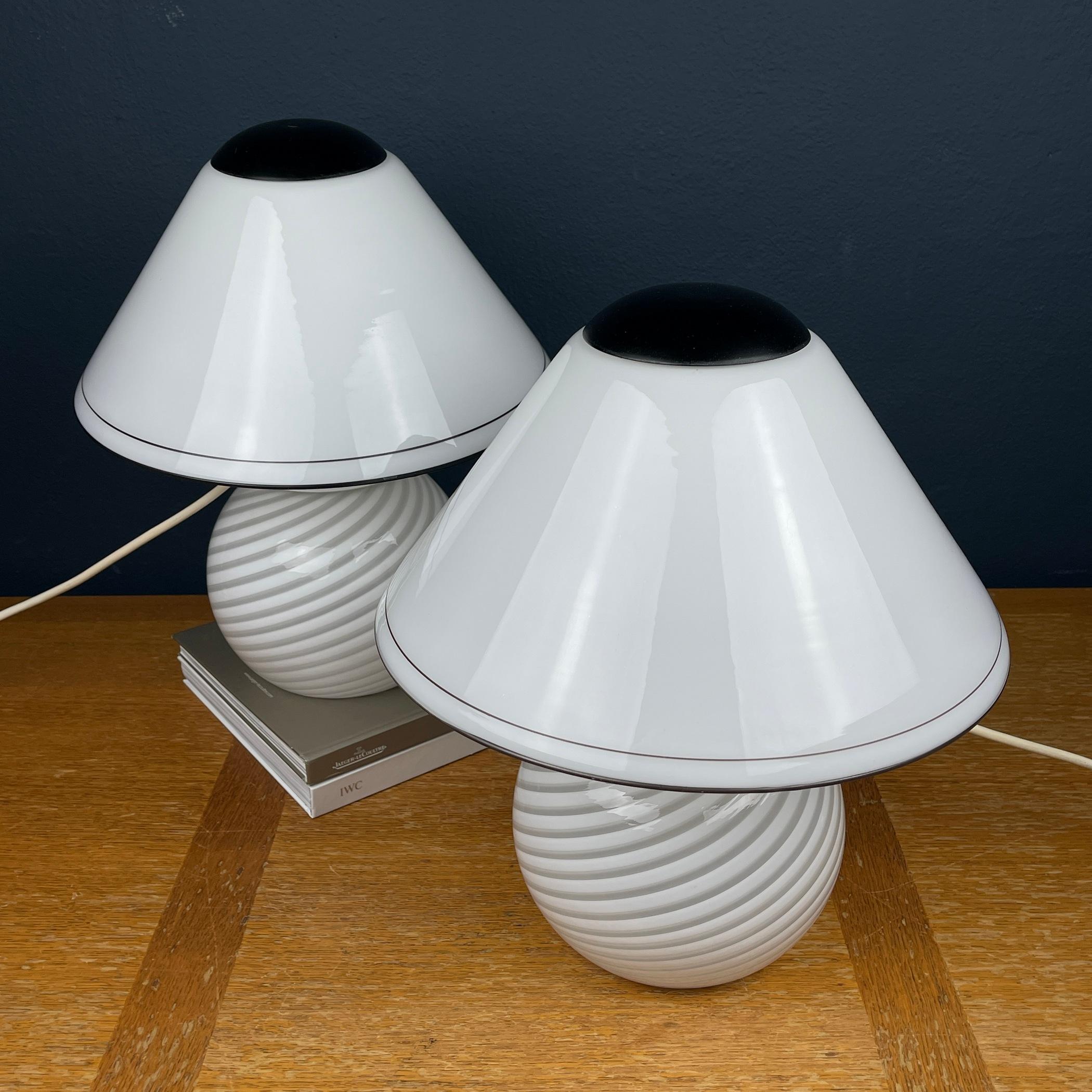 White murano table lamps Mushroom Italy 1970s Set of 2 For Sale 4