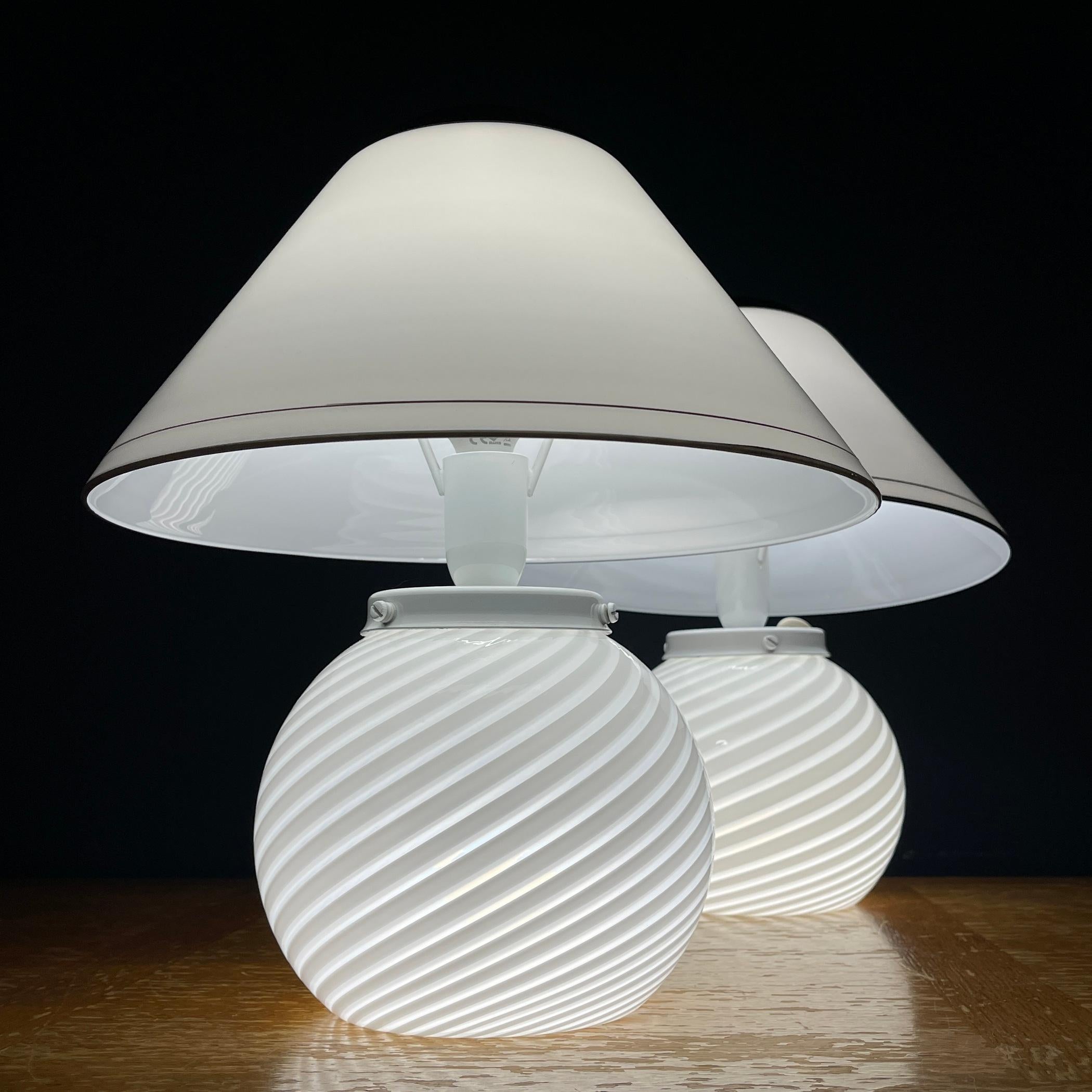 italien Lampes de table murano blanches Mushroom Italy 1970s Set of 2 en vente