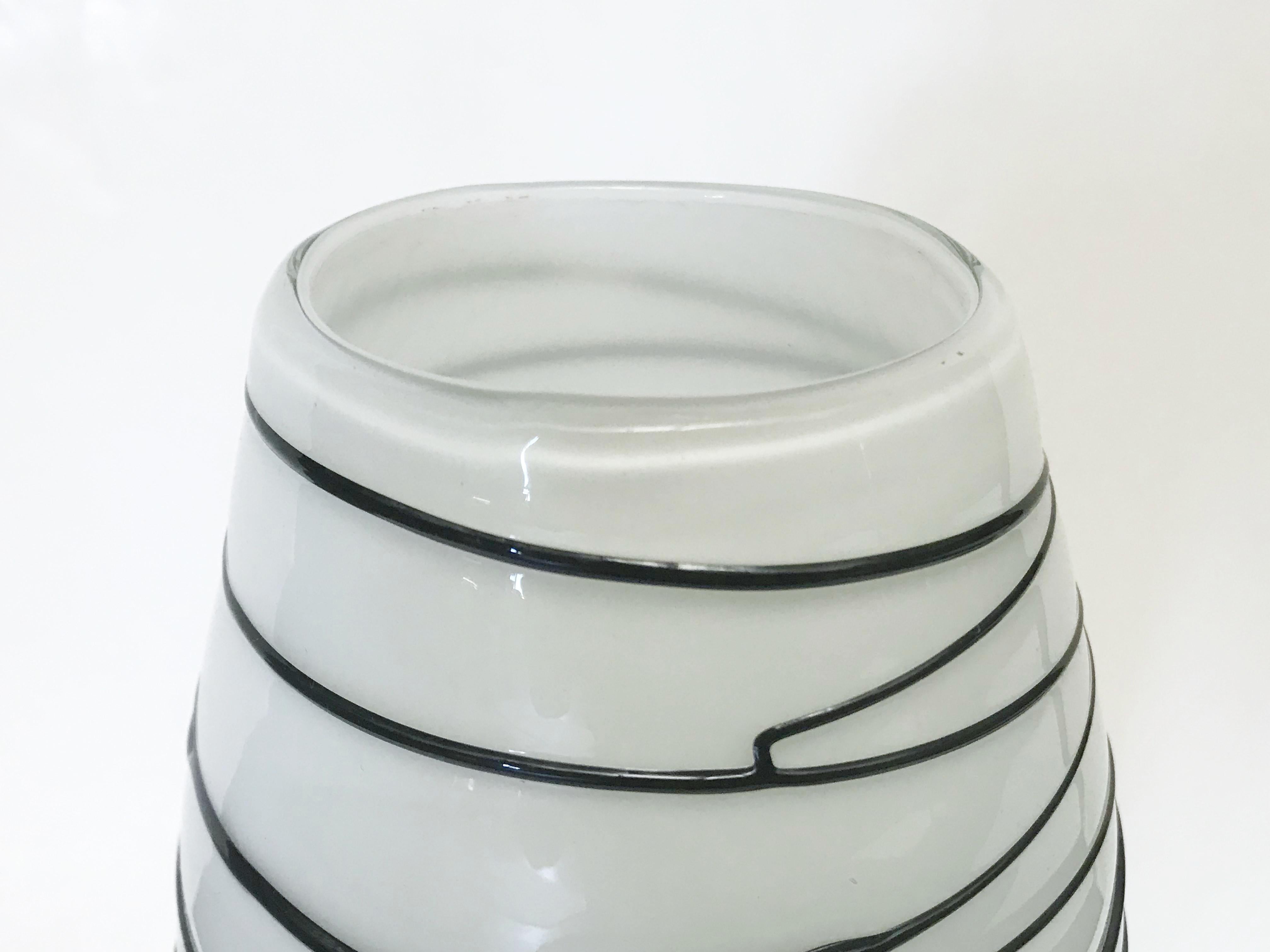White Murano Vase In Good Condition In Los Angeles, CA