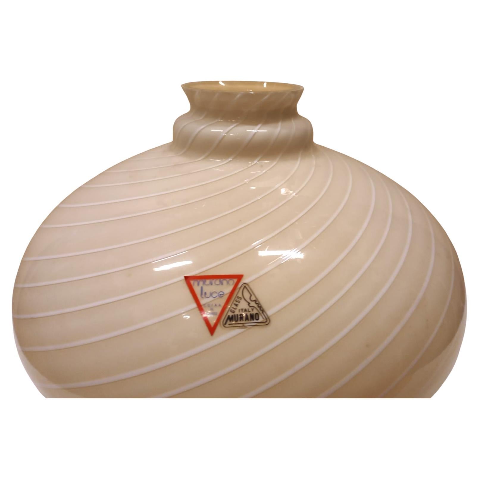 Weiße Murano-Vase mit Wirbeln, mundgeblasen, sehr große Vase (Muranoglas) im Angebot