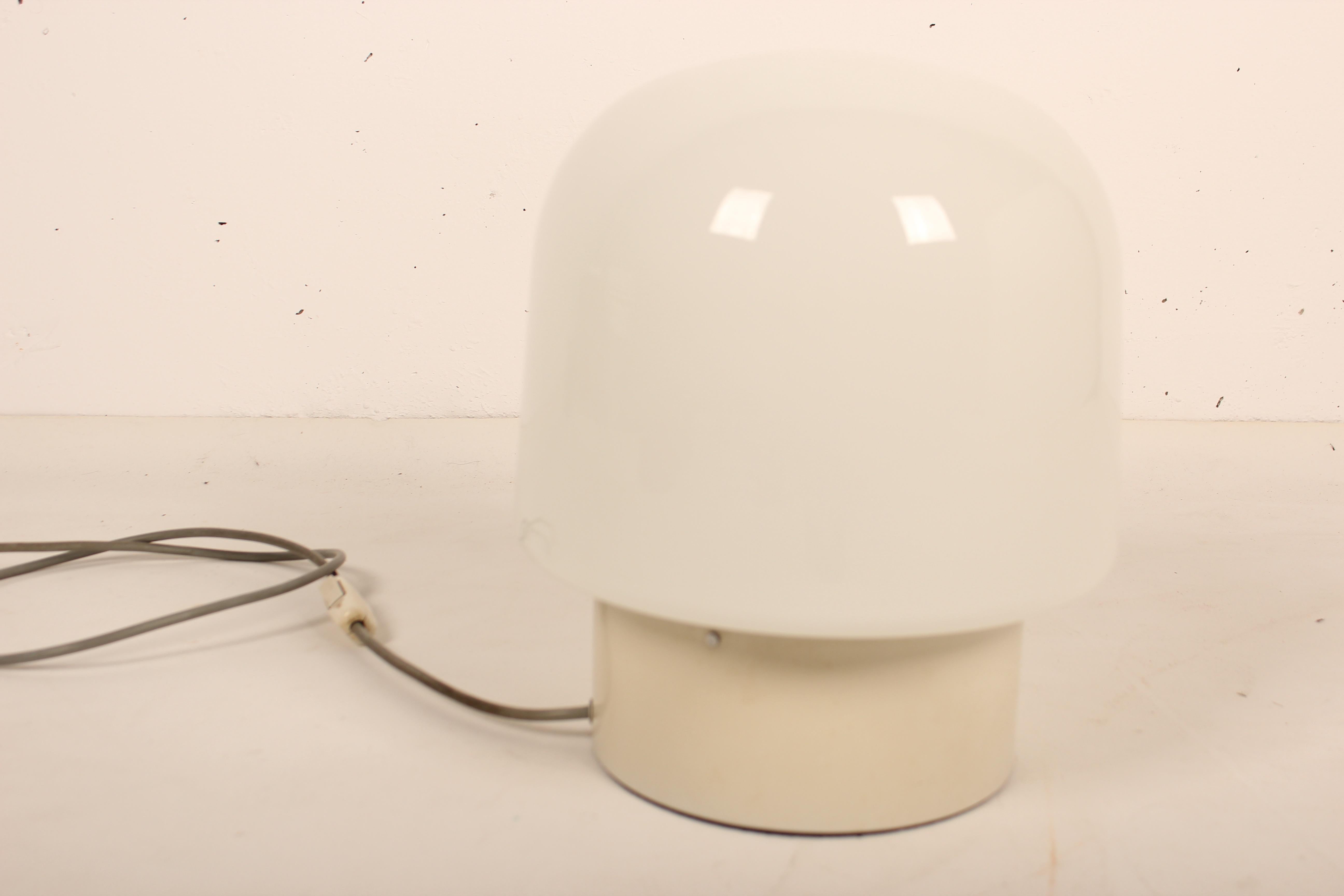 Lampe de table en métal blanc et opaline de Metalarte, Espagne, 1970.