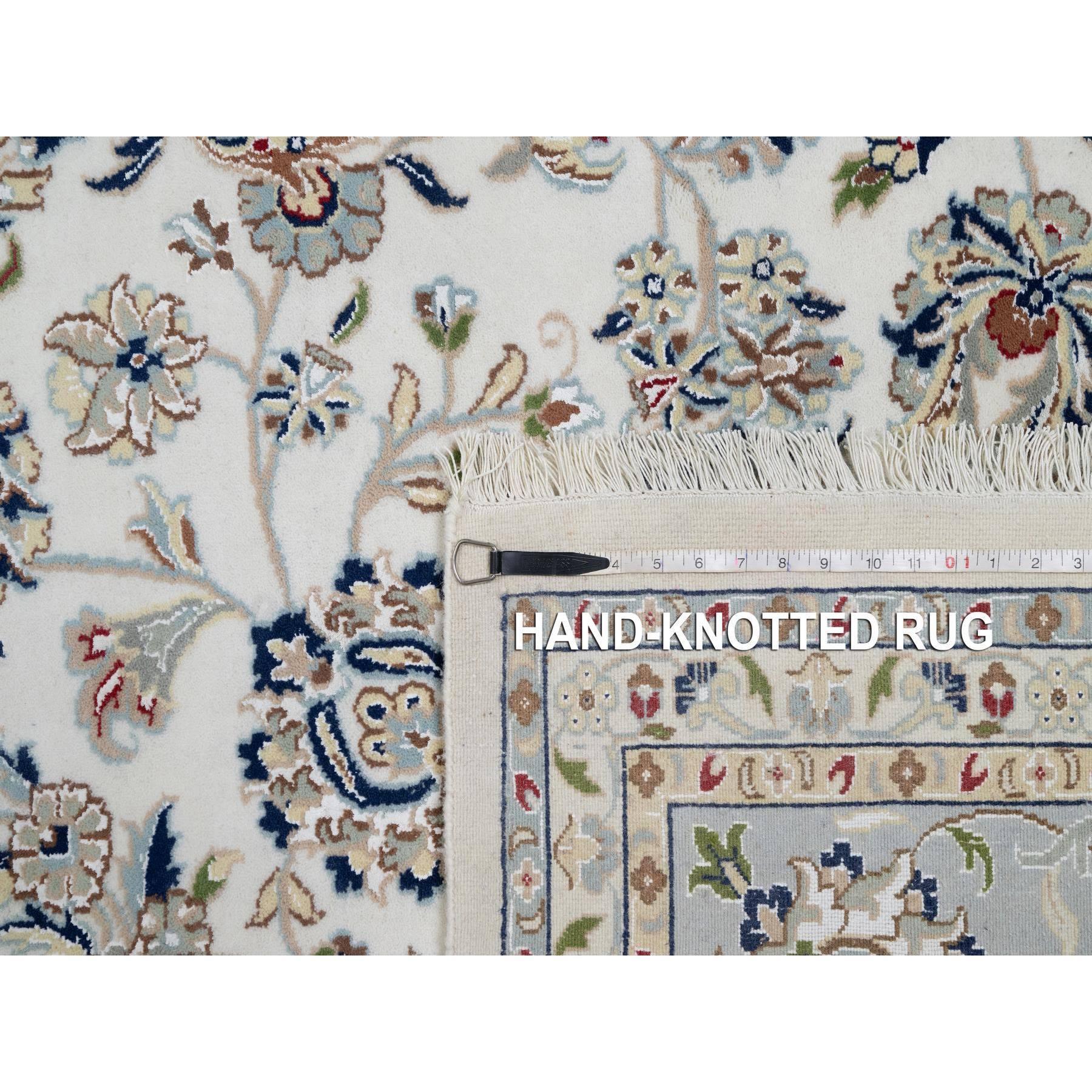 Tappeto quadrato bianco Nain con design floreale in lana e seta, annodato a mano, 10'1
