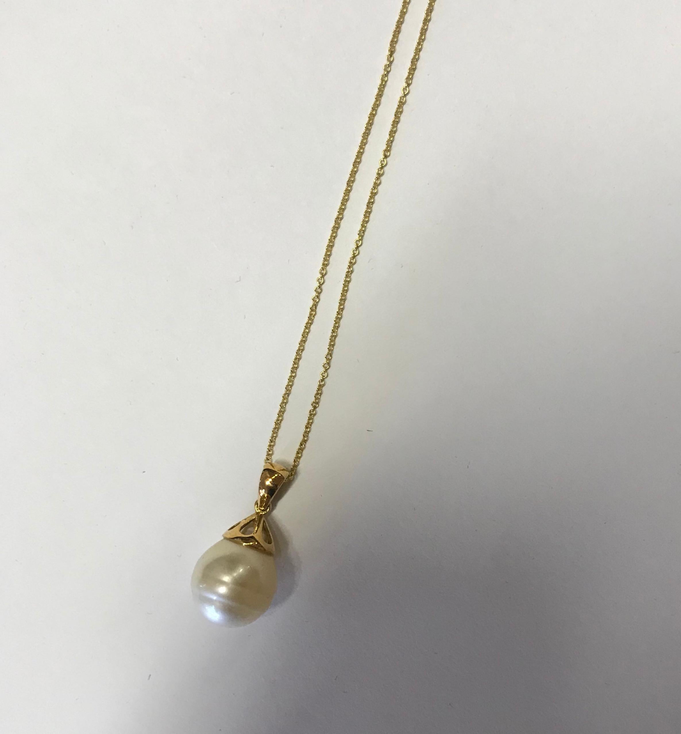 Contemporary White Natural Pearl Pendant Necklace Chain 18k Yellow Gold Open Bail Design For Sale