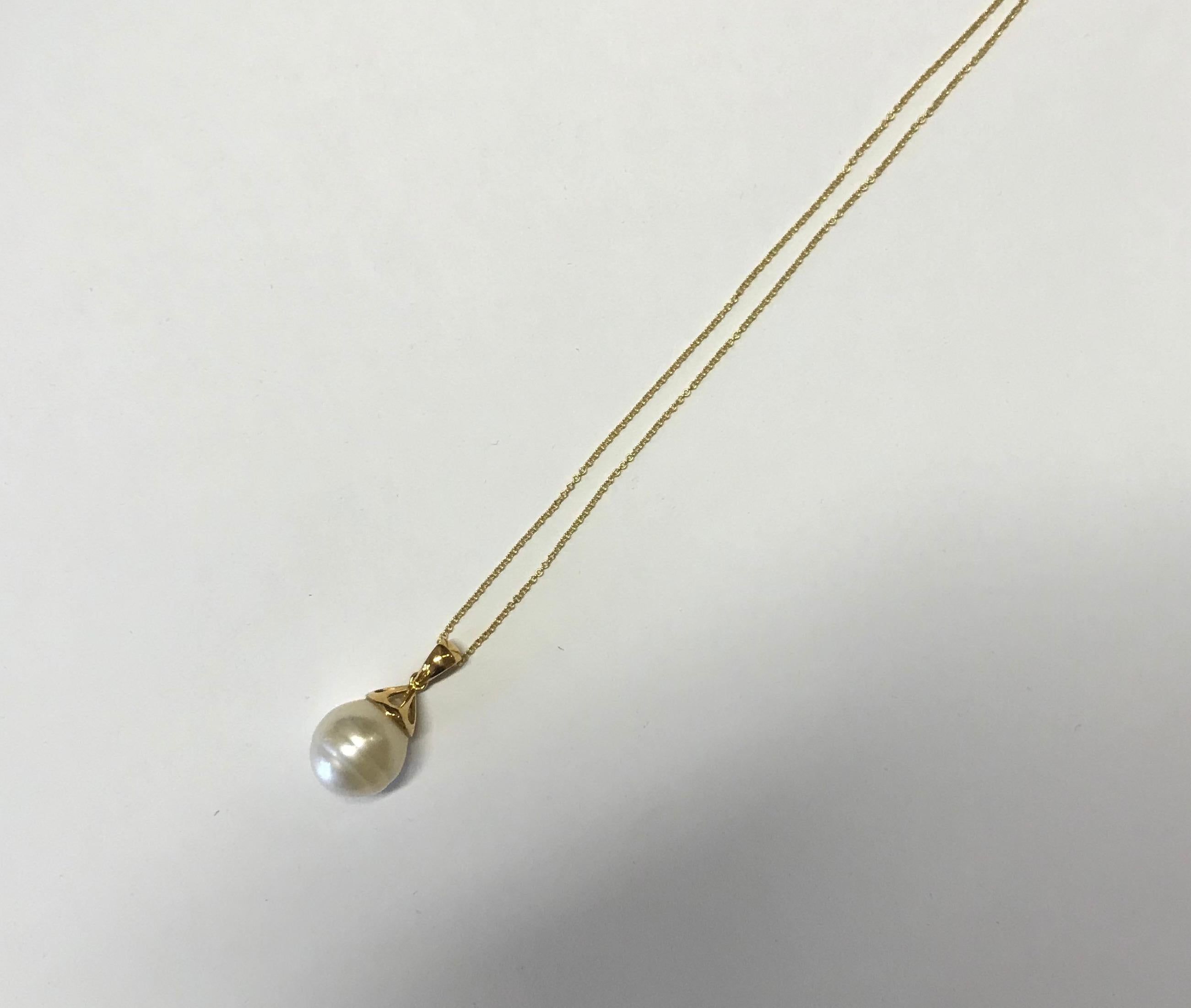 Round Cut White Natural Pearl Pendant Necklace Chain 18k Yellow Gold Open Bail Design For Sale