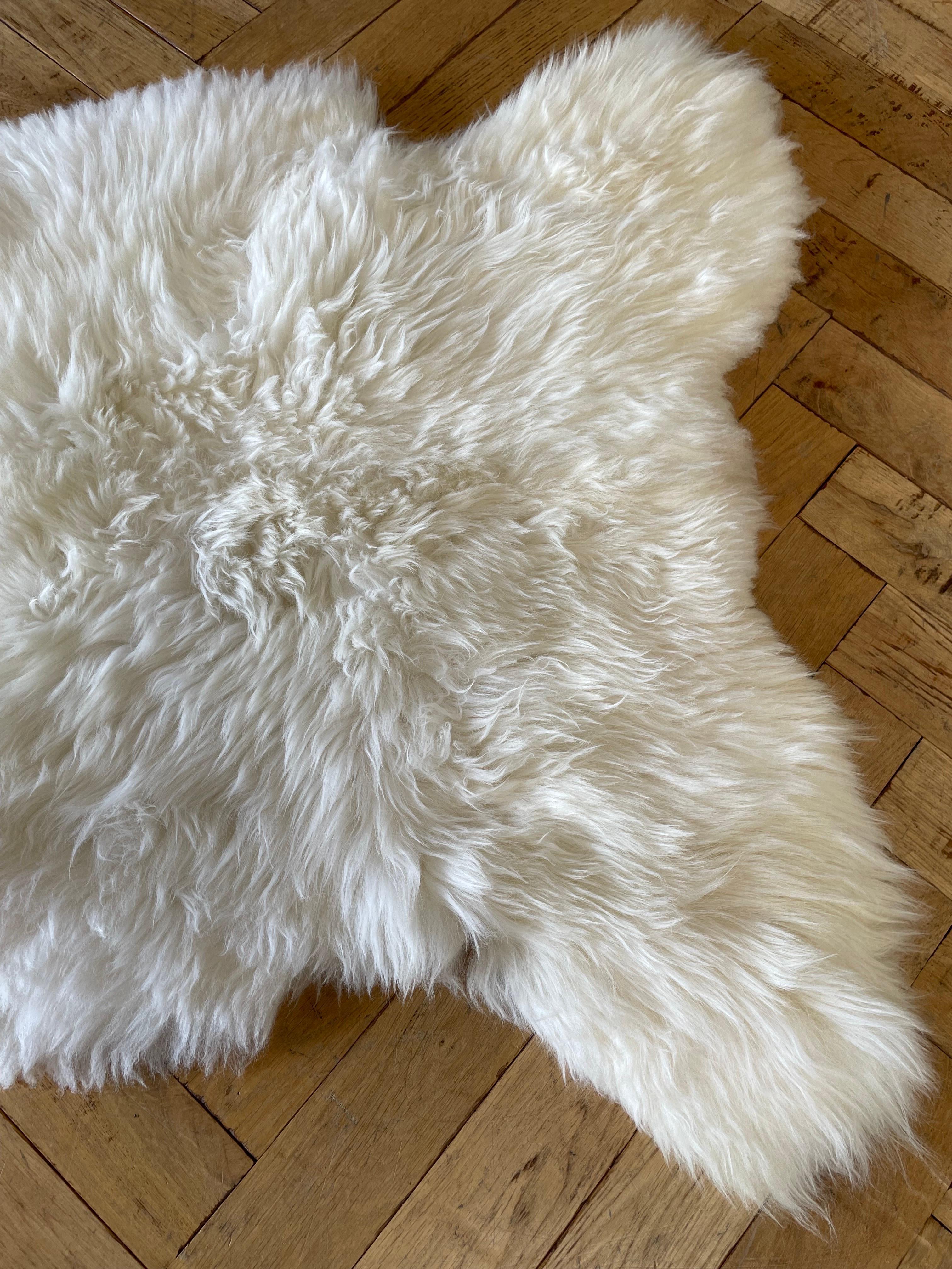 White Natural Sheepskin Hide Rug or Throw In New Condition For Sale In Brea, CA