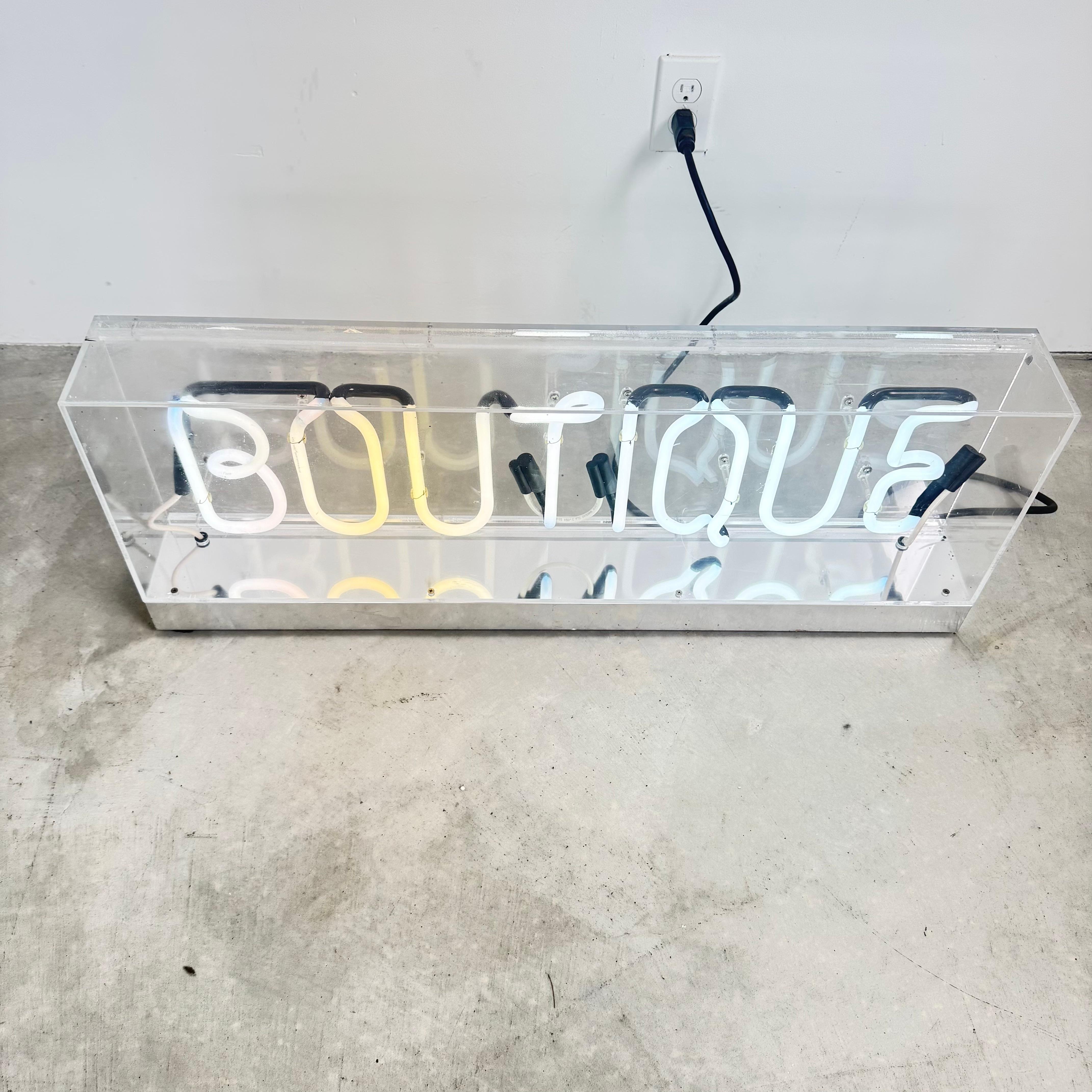 Américain Enseigne BOUTIQUE en néon blanc dans une boîte en lucite, 1990 USA en vente