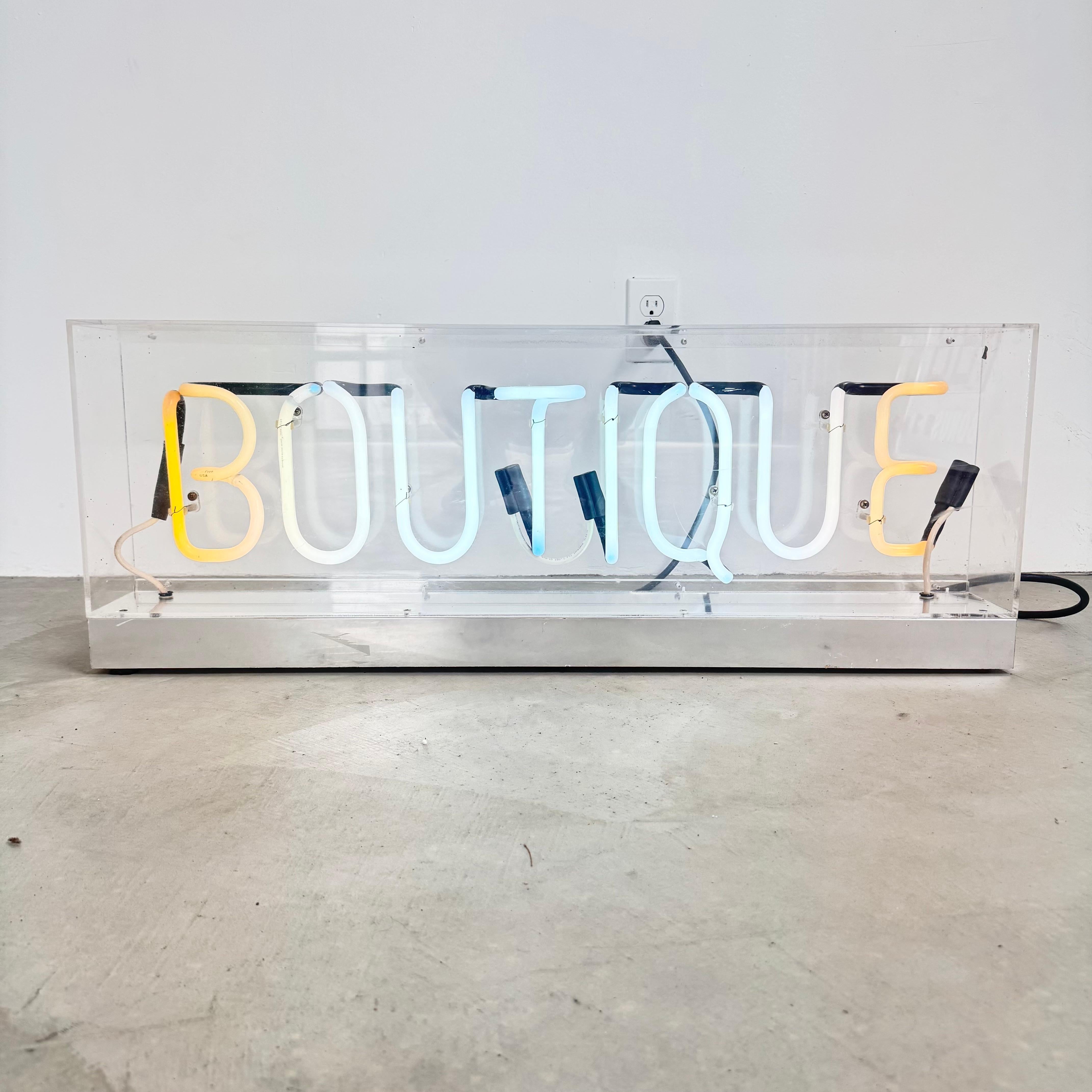 Enseigne BOUTIQUE en néon blanc dans une boîte en lucite, 1990 USA Bon état - En vente à Los Angeles, CA