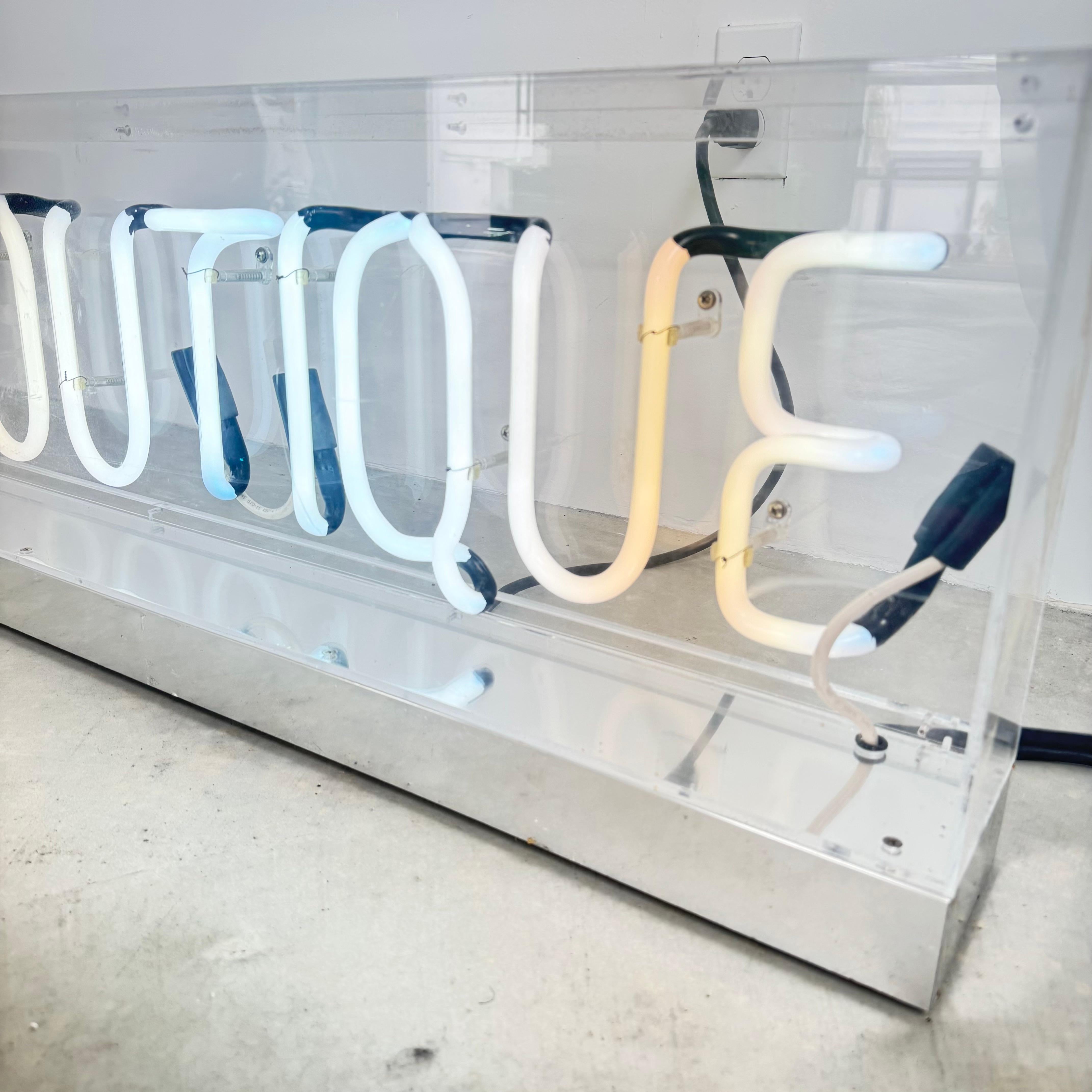 Enseigne BOUTIQUE en néon blanc dans une boîte en lucite, 1990 USA en vente 1