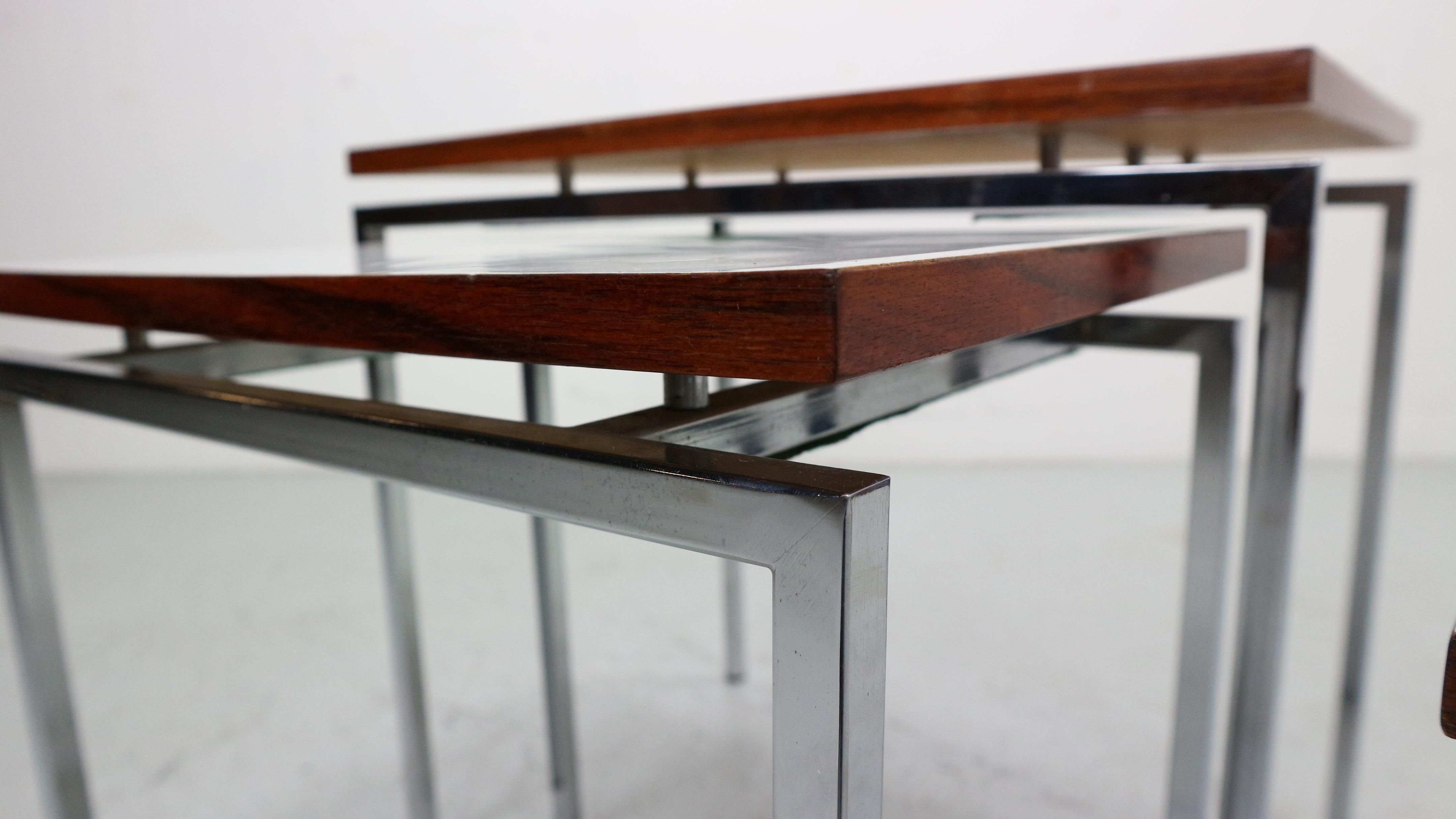 Ensemble de tables gigognes blanches avec cadre chromé et détails en bois, 1970 en vente 3