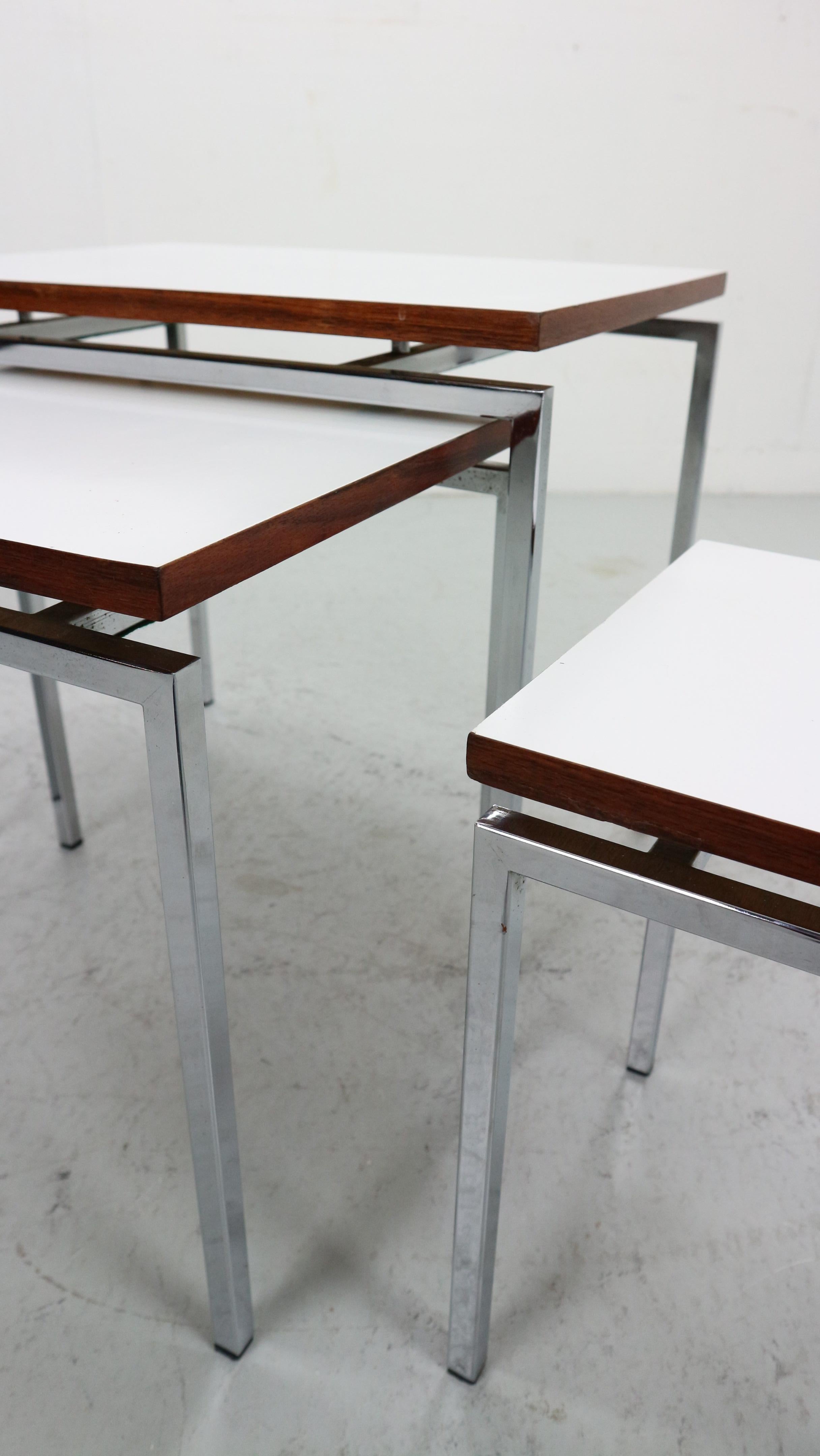 White Nesting Table Set with chrome frame and wood detail, 1970s For Sale 4