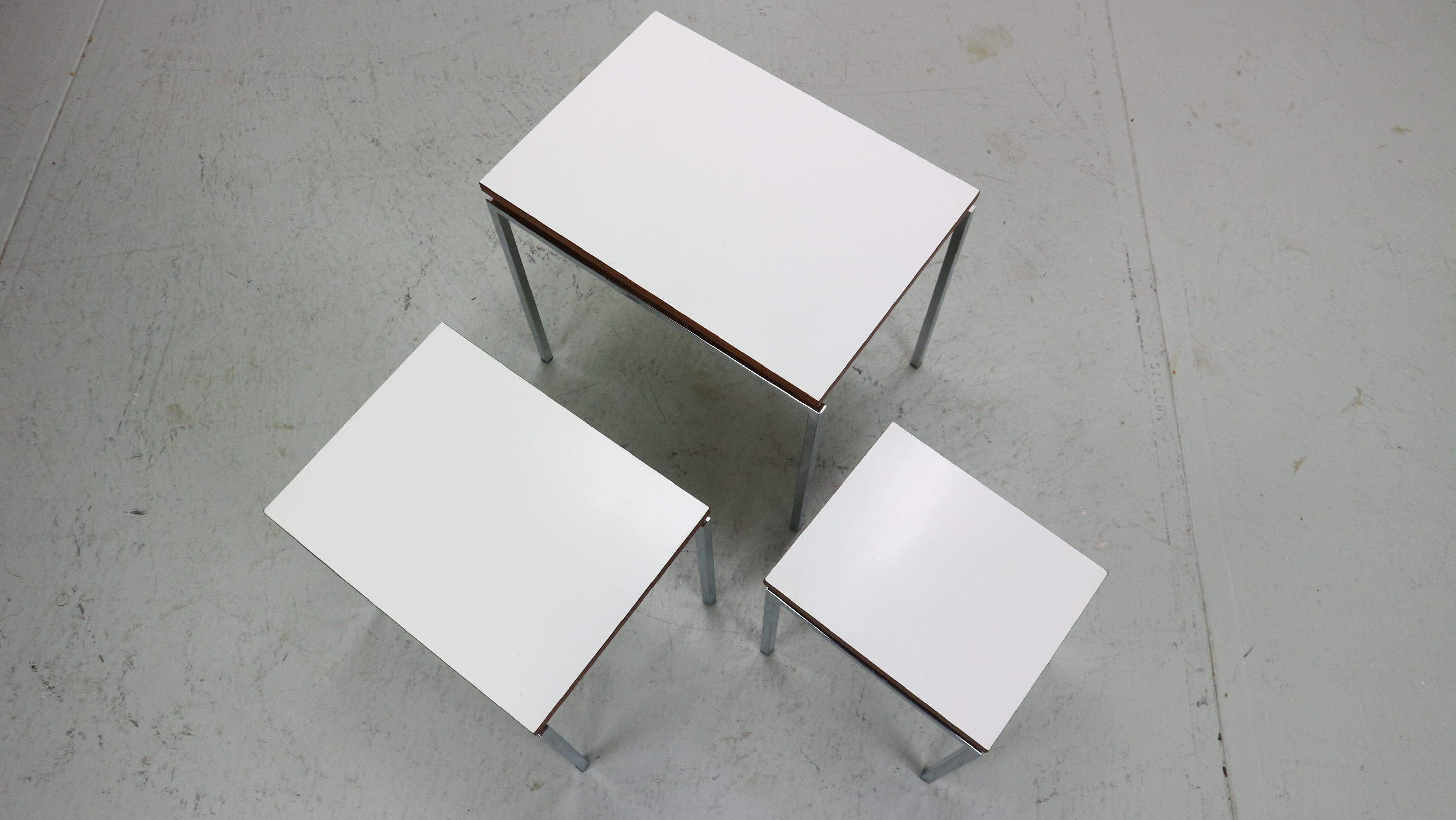 Ensemble de tables gigognes blanches avec cadre chromé et détails en bois, 1970 en vente 5