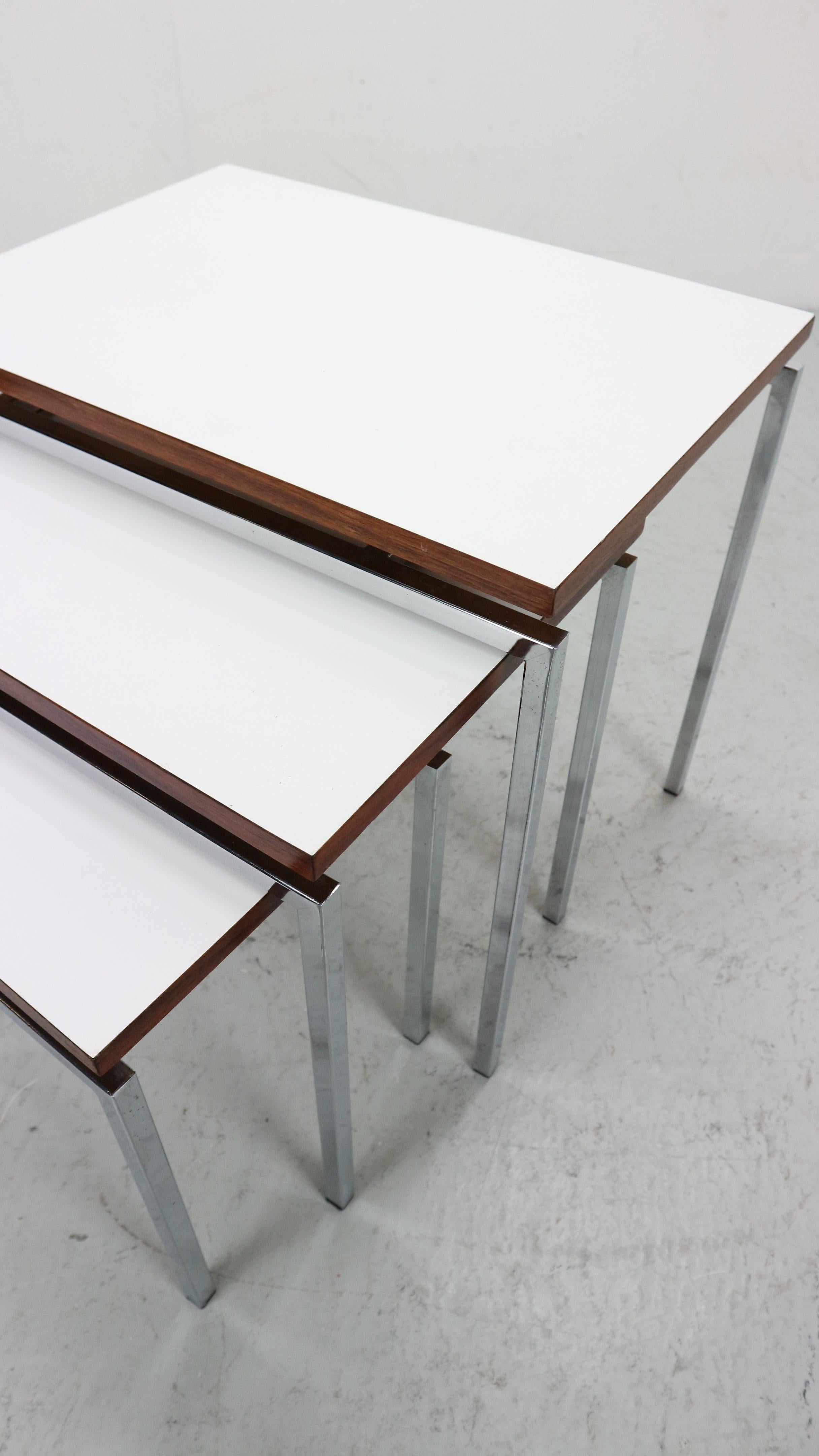 Ensemble de tables gigognes blanches avec cadre chromé et détails en bois, 1970 en vente 7