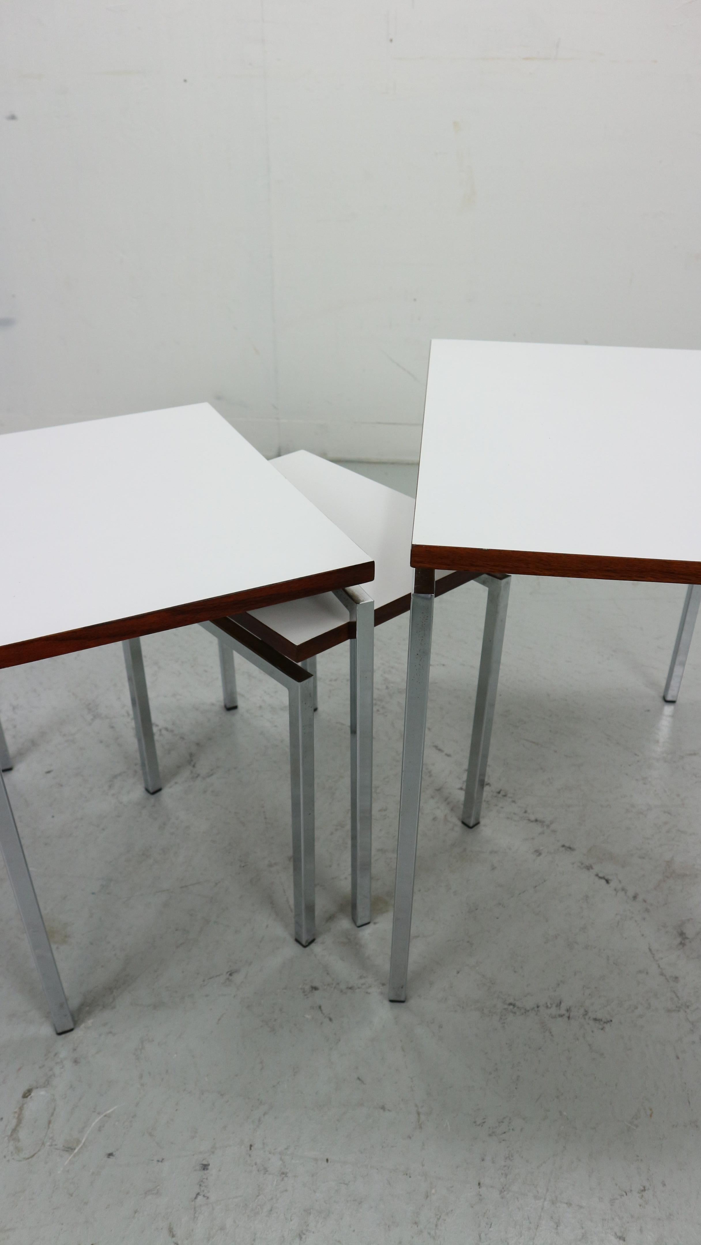 Ensemble de tables gigognes blanches avec cadre chromé et détails en bois, 1970 en vente 8