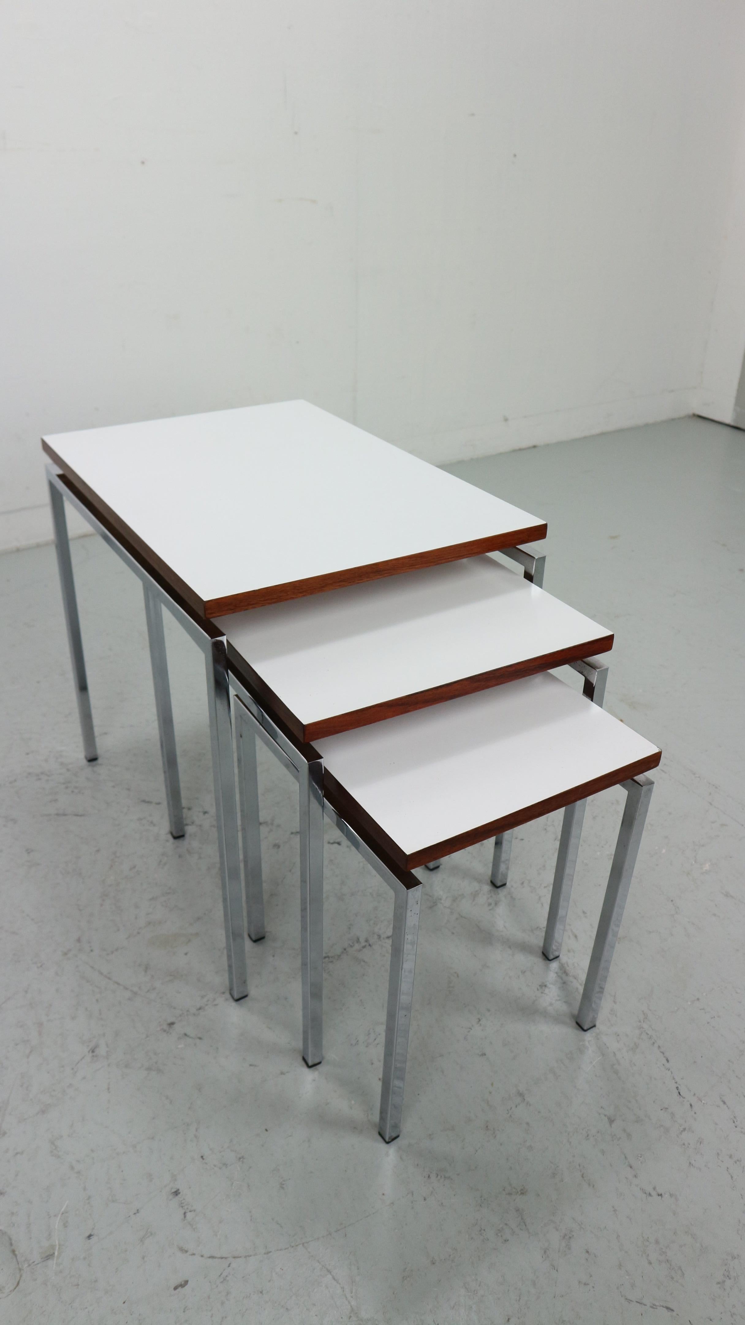 White Nesting Table Set with chrome frame and wood detail, 1970s For Sale 10