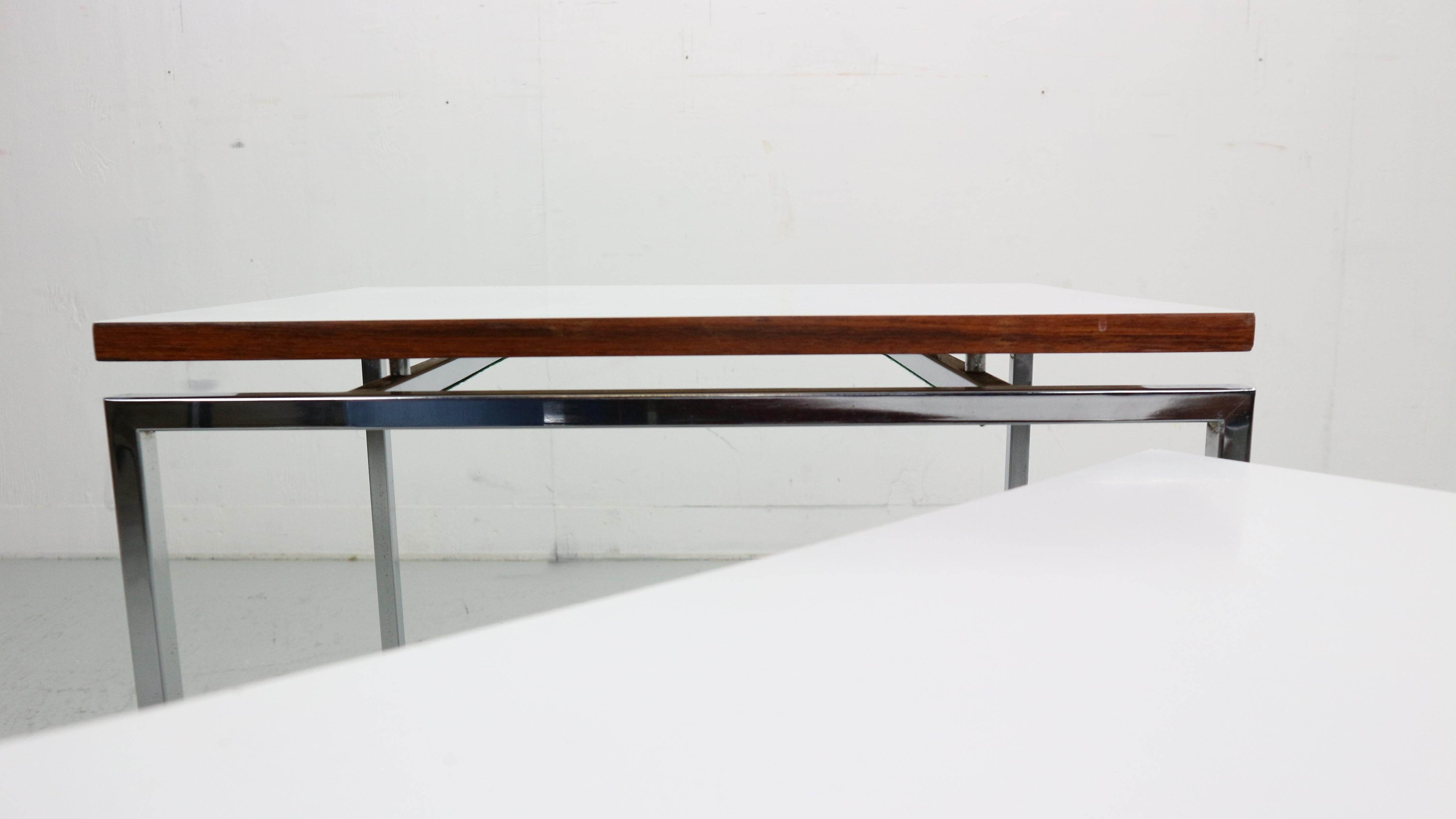 Ensemble de tables gigognes blanches avec cadre chromé et détails en bois, 1970 en vente 11