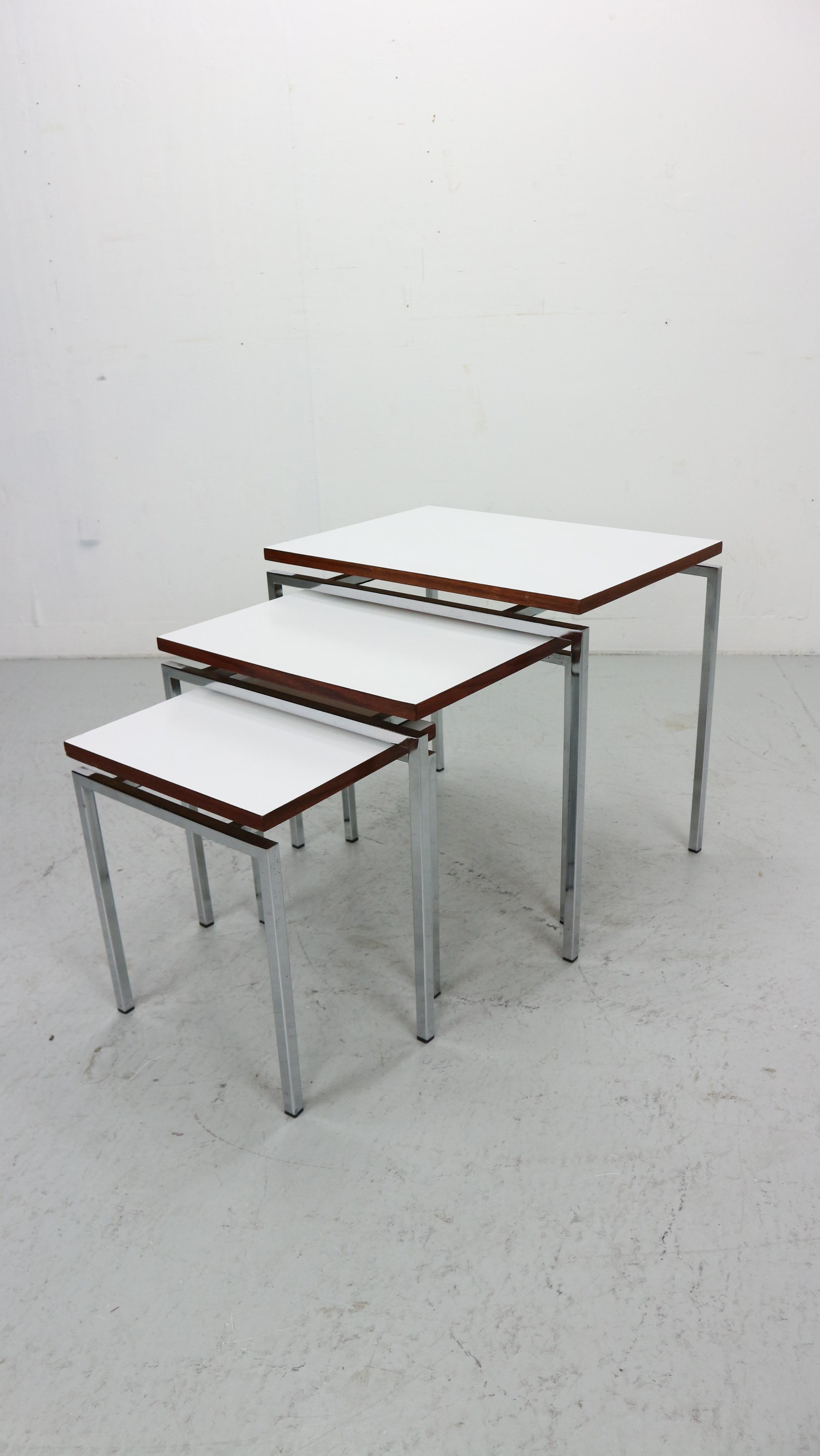 Stiemsma White Nesting Table Set, made in the Netherlands.

Floating top in white formica with dark wooden edges on chromed frame.

by the 60s furniture factory  HH de Klerk & Zonen’ 

Very good condition.

