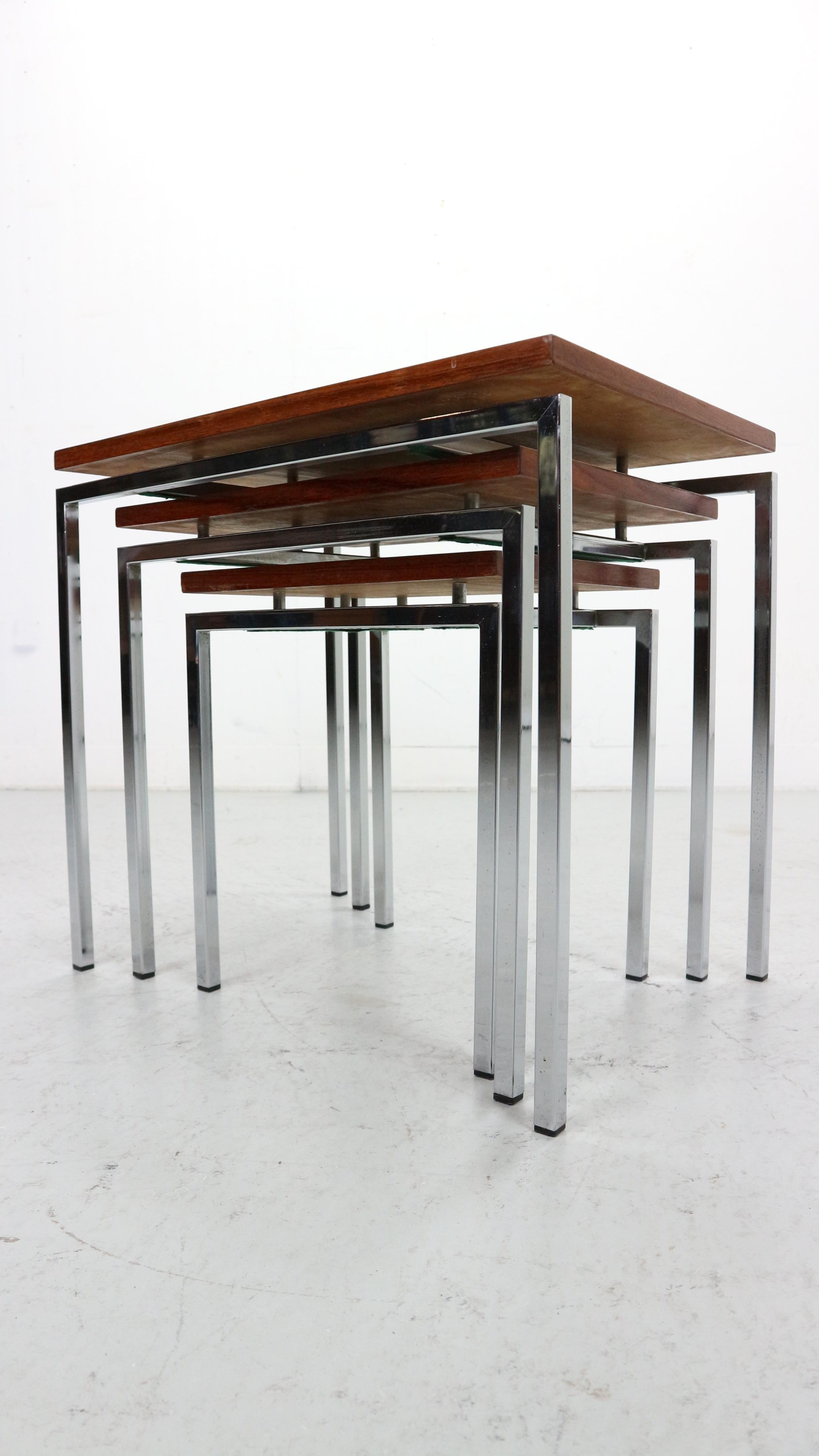 Ensemble de tables gigognes blanches avec cadre chromé et détails en bois, 1970 Bon état - En vente à The Hague, NL