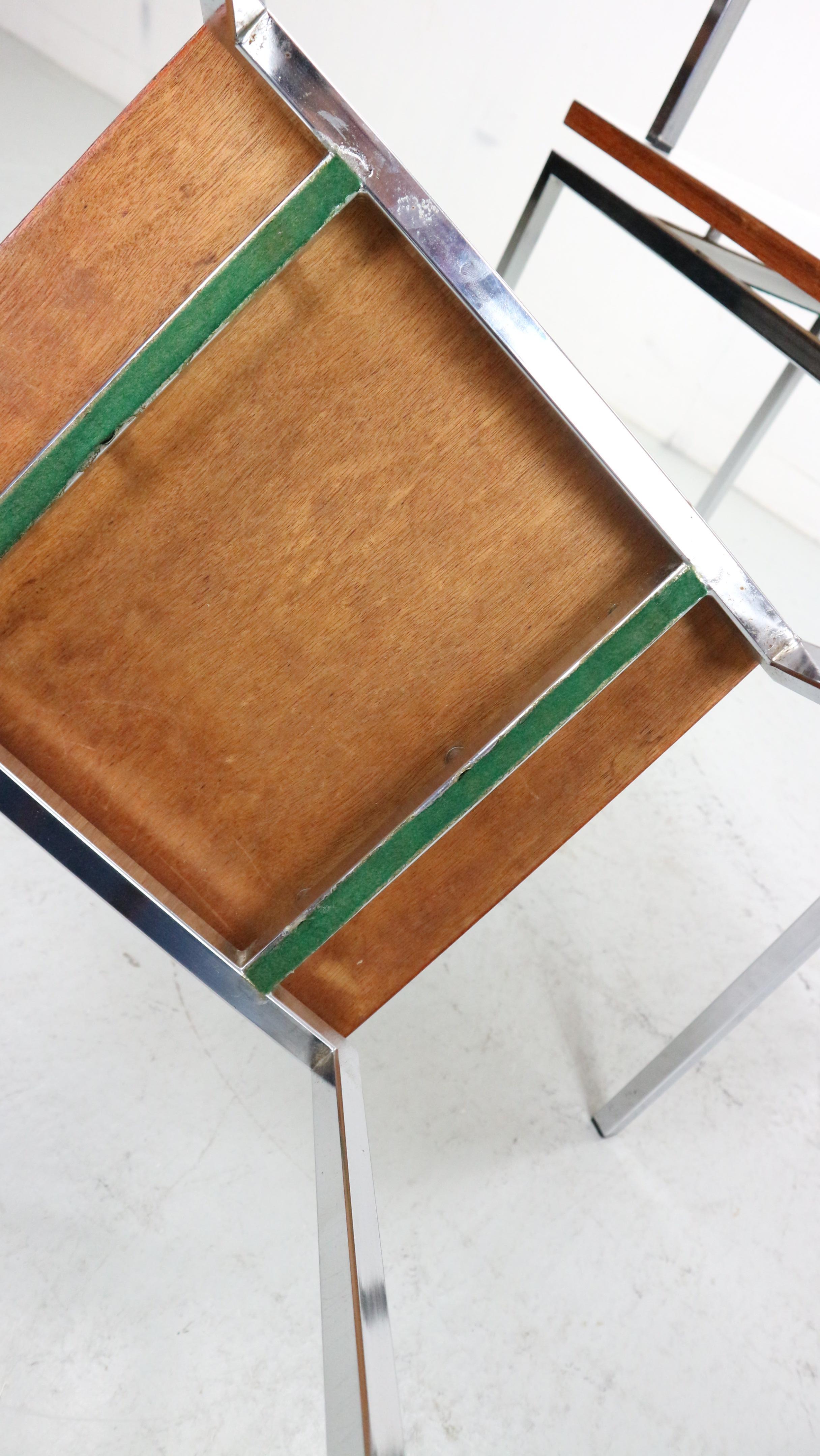 Ensemble de tables gigognes blanches avec cadre chromé et détails en bois, 1970 en vente 1